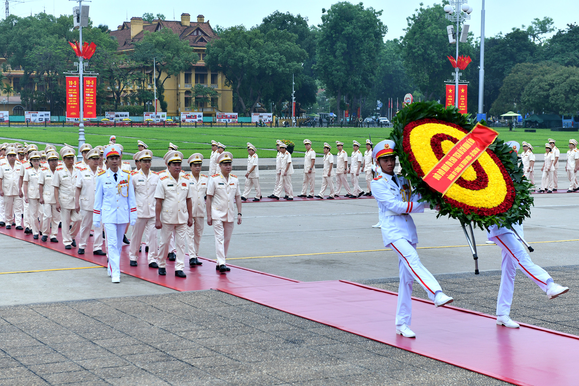 Đoàn đại biểu Đảng ủy Công an Trung ương - Bộ Công an vào Lăng viếng Chủ tịch Hồ Chí Minh. Đoàn đại biểu Đảng ủy Công an Trung ương - Bộ Công an vào Lăng viếng Chủ tịch Hồ Chí Minh.
