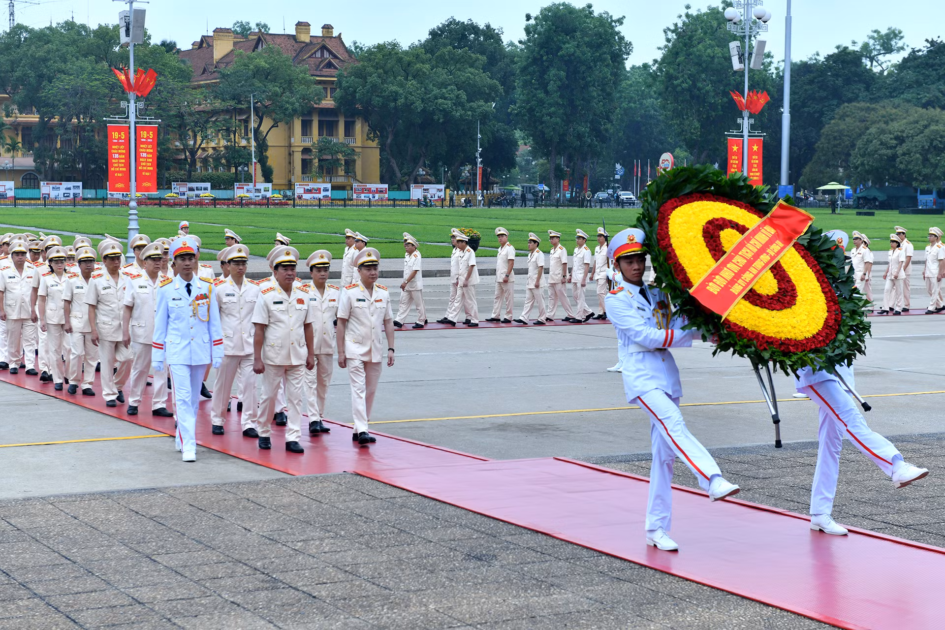Đoàn đại biểu Đảng ủy Công an Trung ương - Bộ Công an vào Lăng viếng Chủ tịch Hồ Chí Minh.