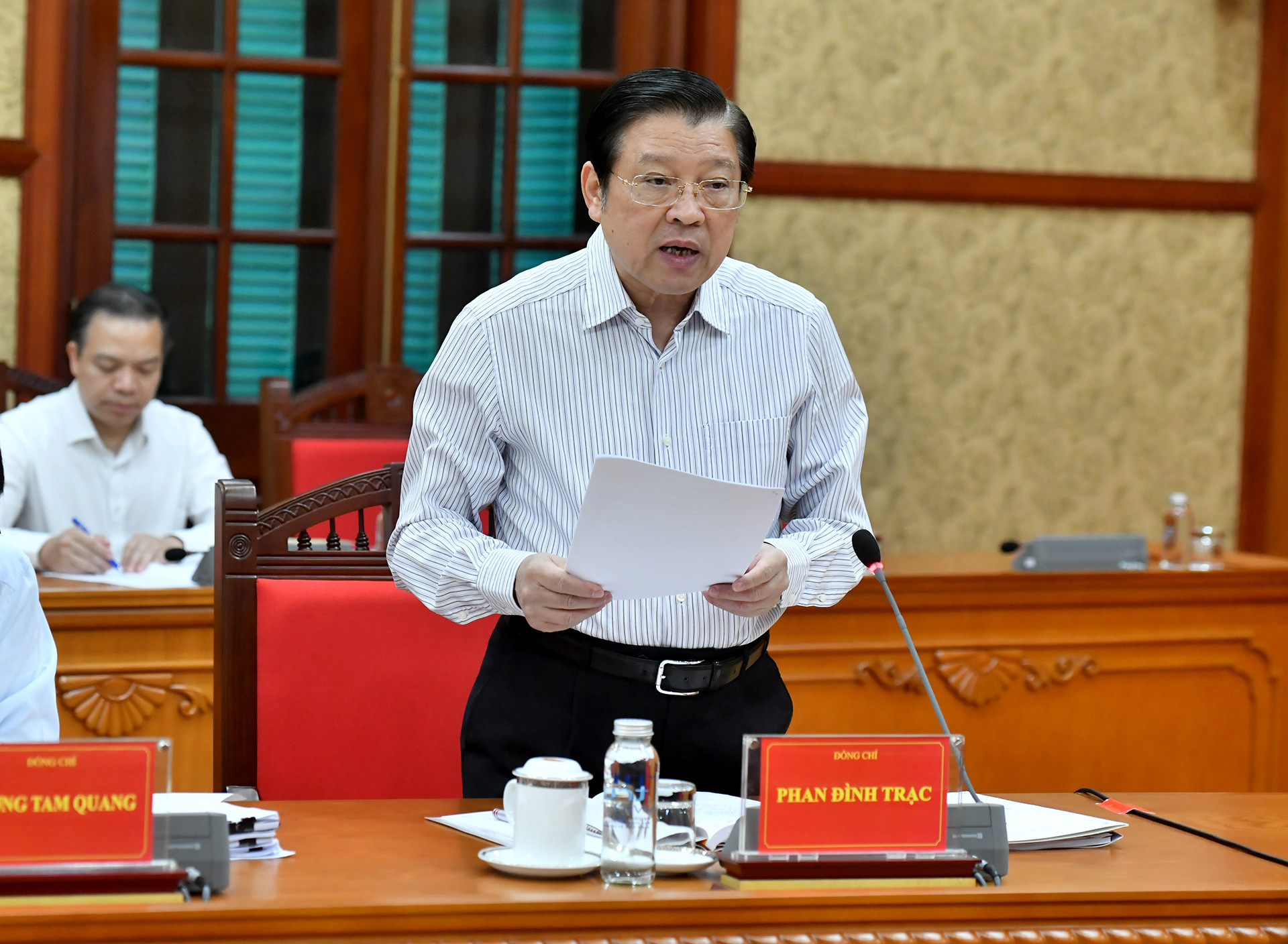 Đồng chí Phan Đình Trạc, Ủy viên Bộ Chính trị, Bí thư Trung ương Đảng, Trưởng Ban Nội chính Trung ương phát biểu tại cuộc họp.