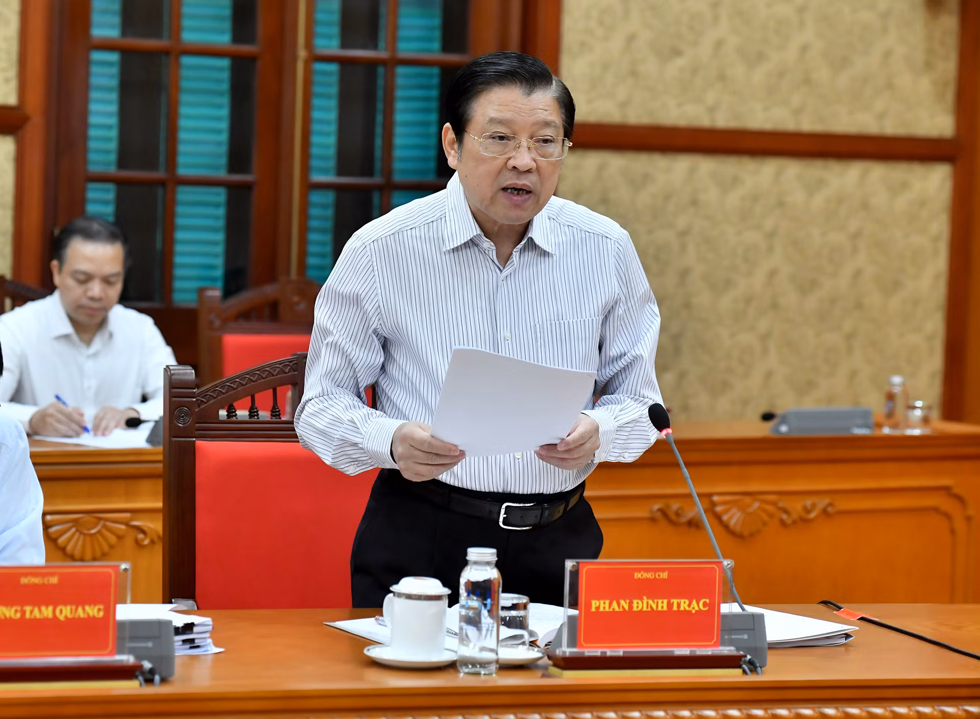 Đồng chí Phan Đình Trạc, Ủy viên Bộ Chính trị, Bí thư Trung ương Đảng, Trưởng Ban Nội chính Trung ương phát biểu tại cuộc họp.