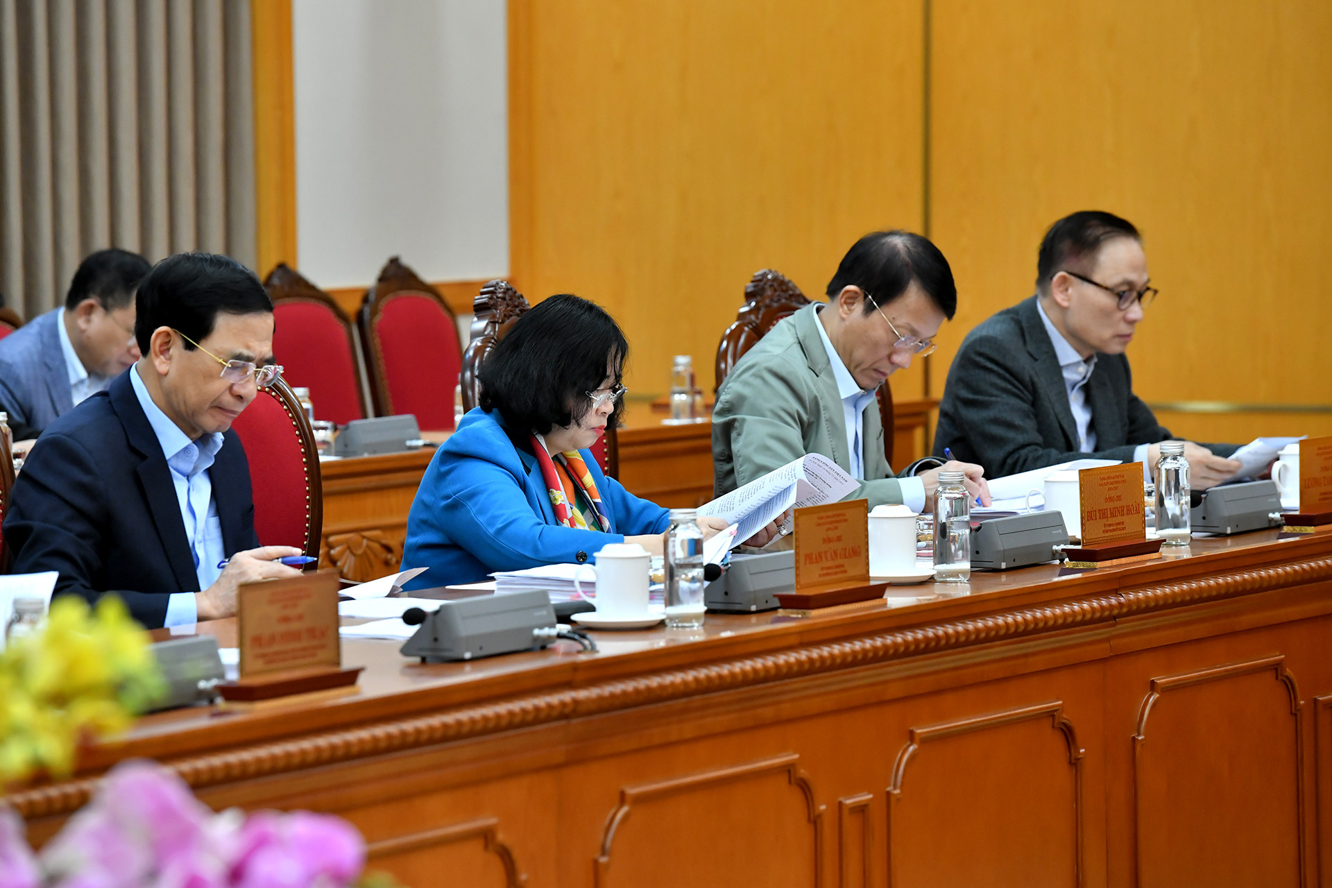 Các thành viên Ban Chỉ đạo tham dự phiên họp.