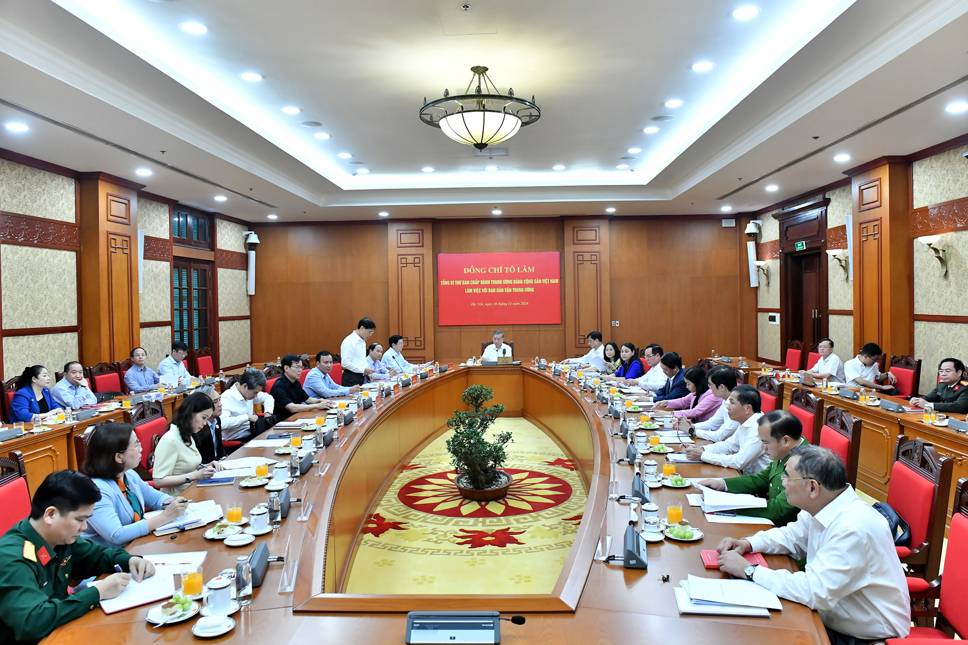 Quang cảnh cuộc làm việc.