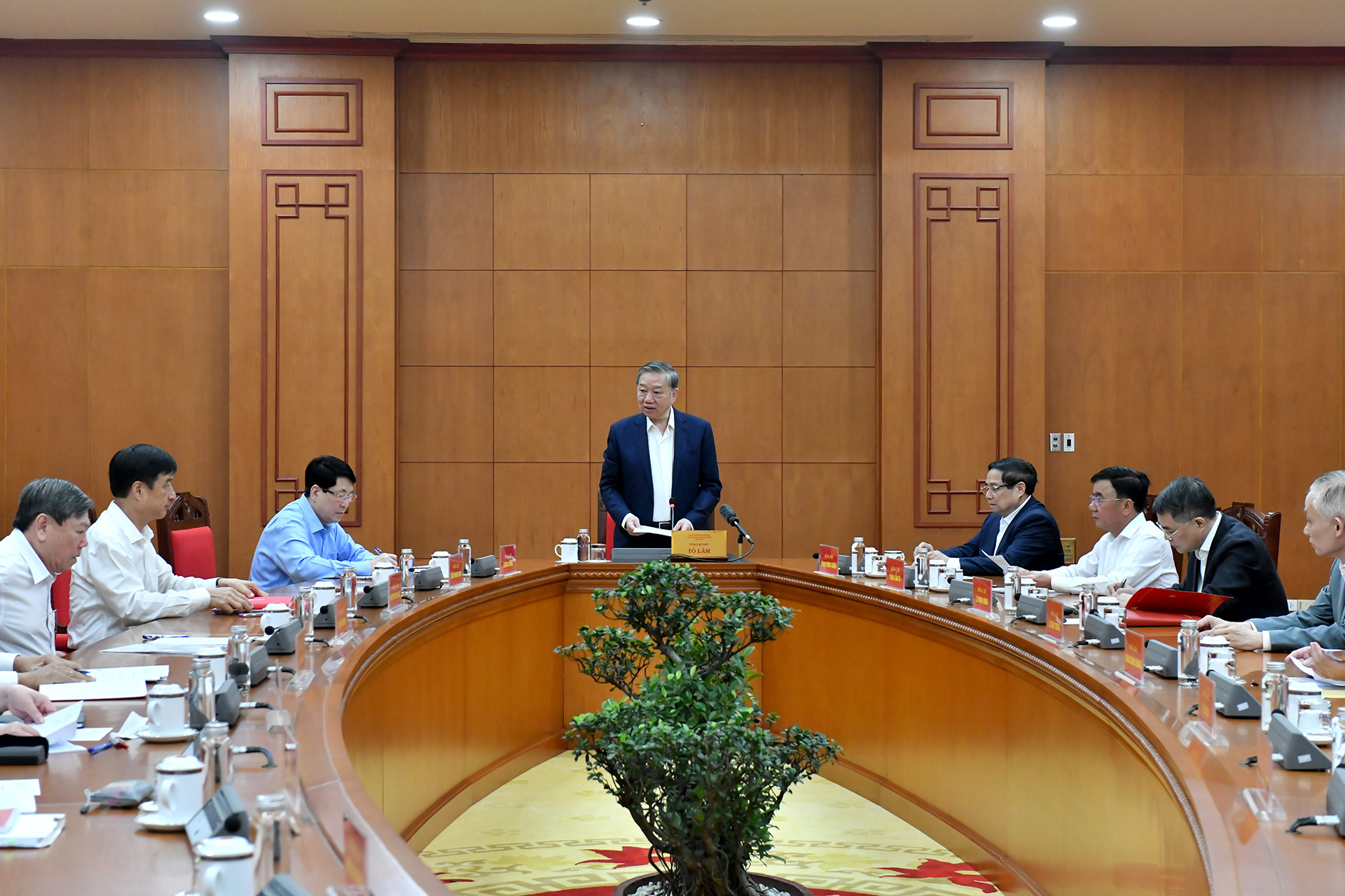 Quang cảnh cuộc họp.