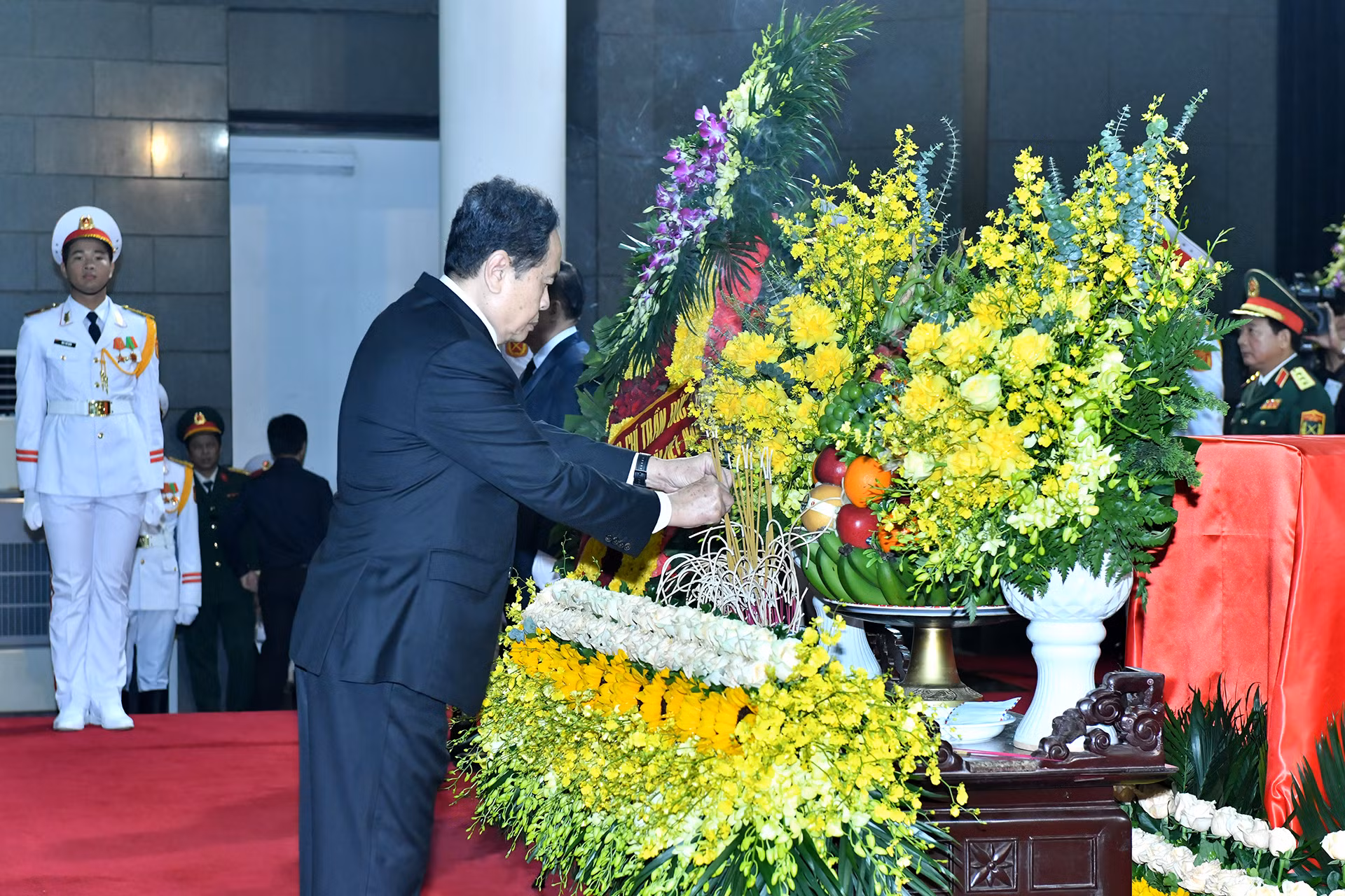 Đồng chí Trần Thanh Mẫn, Ủy viên Bộ Chính trị, Chủ tịch Quốc hội thắp hương tưởng nhớ đồng chí Trần Đức Lương.