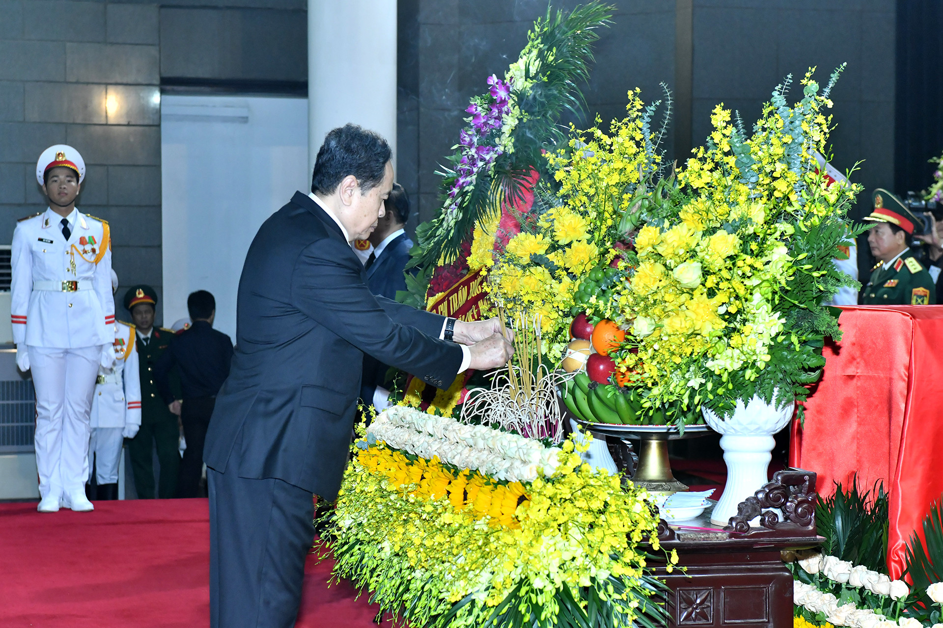 Đồng chí Trần Thanh Mẫn, Ủy viên Bộ Chính trị, Chủ tịch Quốc hội thắp hương tưởng nhớ đồng chí Trần Đức Lương.