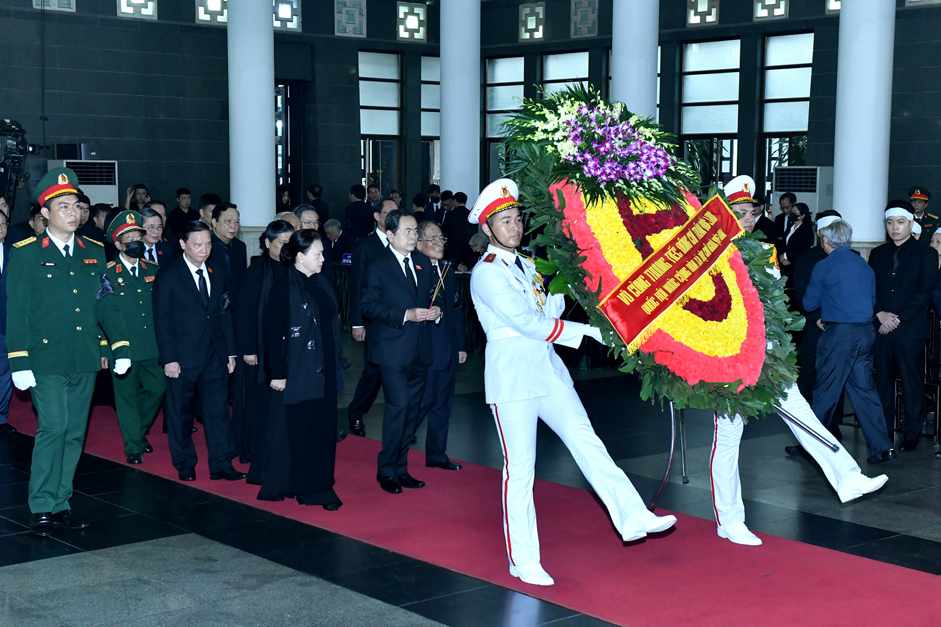 Đoàn Quốc hội do đồng chí Trần Thanh Mẫn, Ủy viên Bộ Chính trị, Chủ tịch Quốc hội làm Trưởng đoàn vào viếng đồng chí Trần Đức Lương.