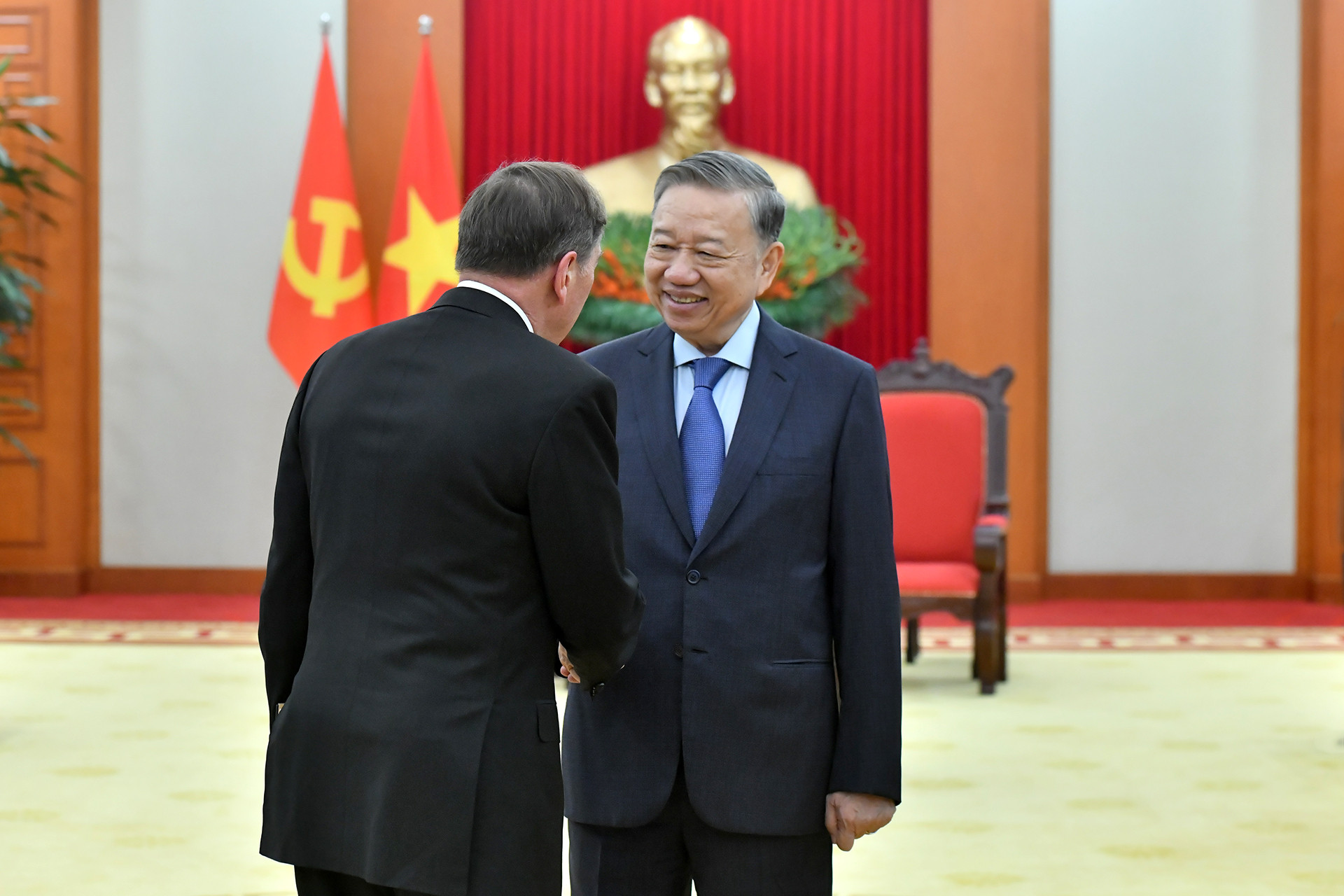 Tổng Bí thư Tô Lâm với ông David H. Petraeus, đồng sở hữu Quỹ kiêm Chủ tịch Viện toàn cầu Quỹ đầu tư Kohlberg Kravis Roberts.