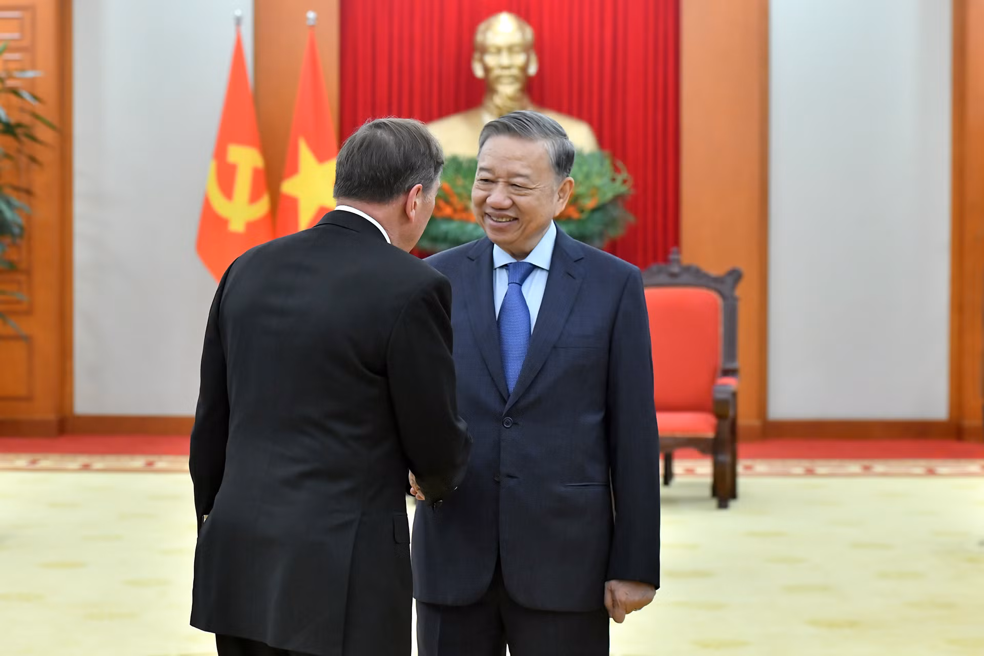 Tổng Bí thư Tô Lâm với ông David H. Petraeus, đồng sở hữu Quỹ kiêm Chủ tịch Viện toàn cầu Quỹ đầu tư Kohlberg Kravis Roberts.