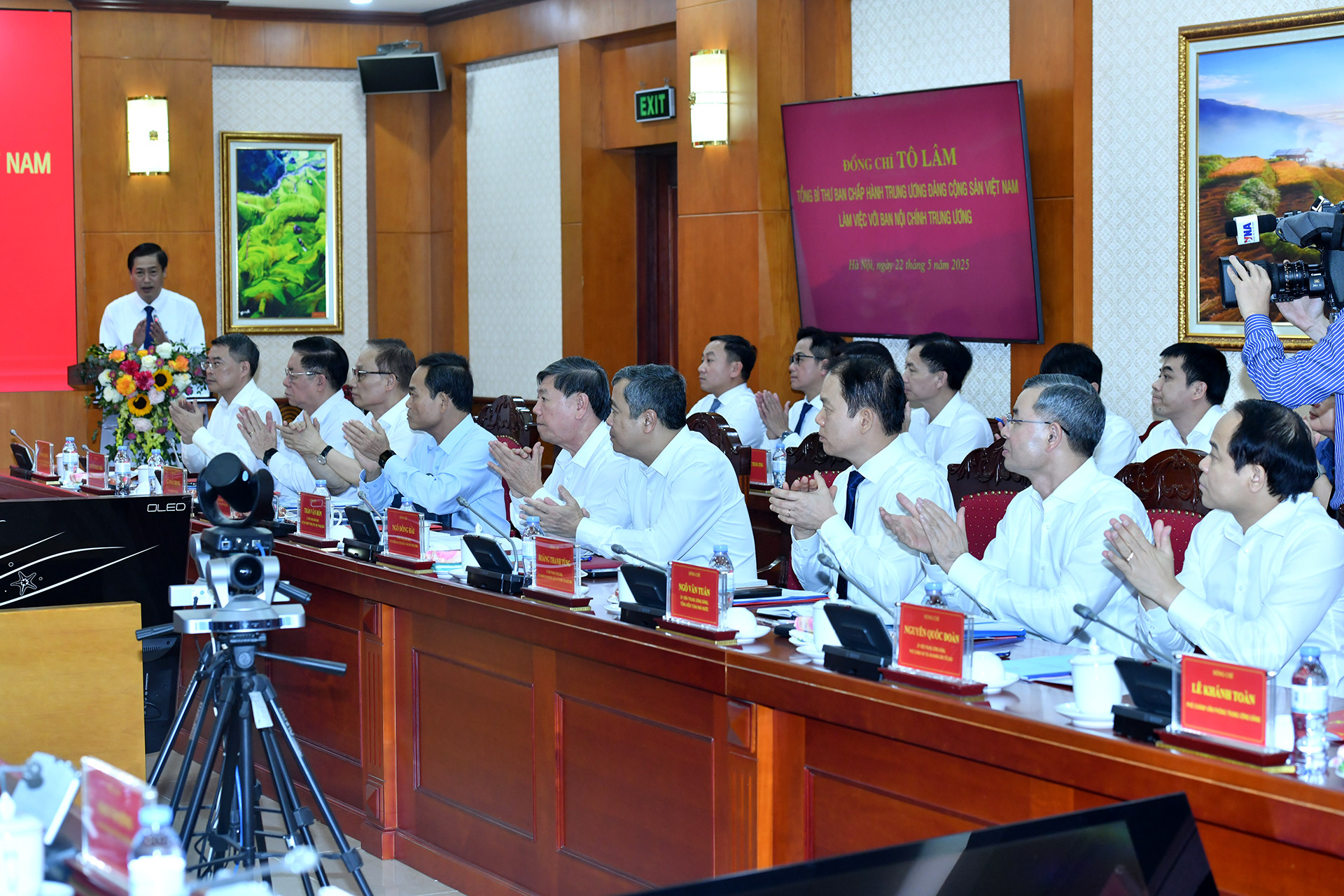 Các đồng chí lãnh đạo Đảng, Nhà nước và các đại biểu tham dự buổi làm việc.