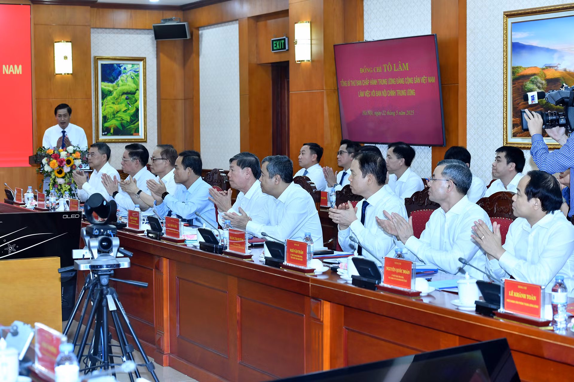 Các đồng chí lãnh đạo Đảng, Nhà nước và các đại biểu tham dự buổi làm việc.