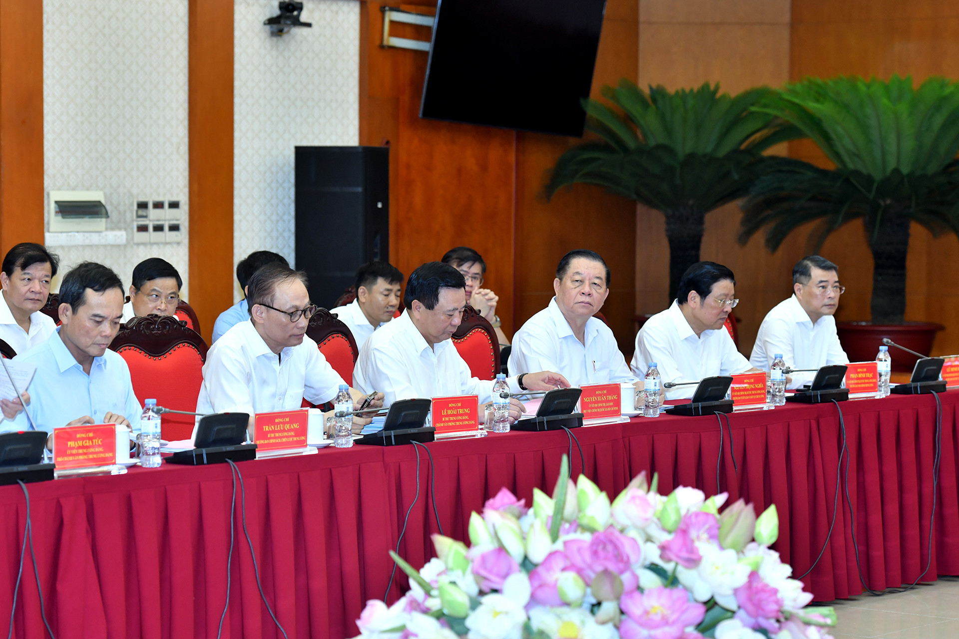 Các đồng chí lãnh đạo Đảng, Nhà nước và các đại biểu tham dự buổi làm việc. Các đồng chí lãnh đạo Đảng, Nhà nước và các đại biểu tham dự buổi làm việc.