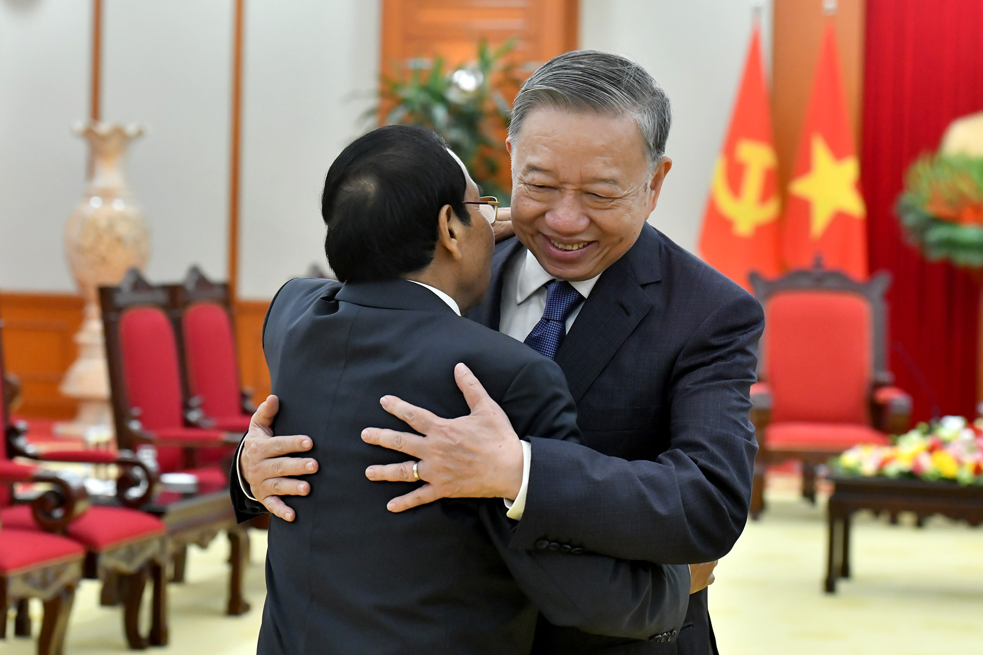 Tổng Bí thư Tô Lâm với đồng chí Bounthon Chitmany, Ủy viên Bộ Chính trị, Thường trực Ban Bí thư Đảng Nhân dân cách mạng Lào, Phó Chủ tịch nước Lào.