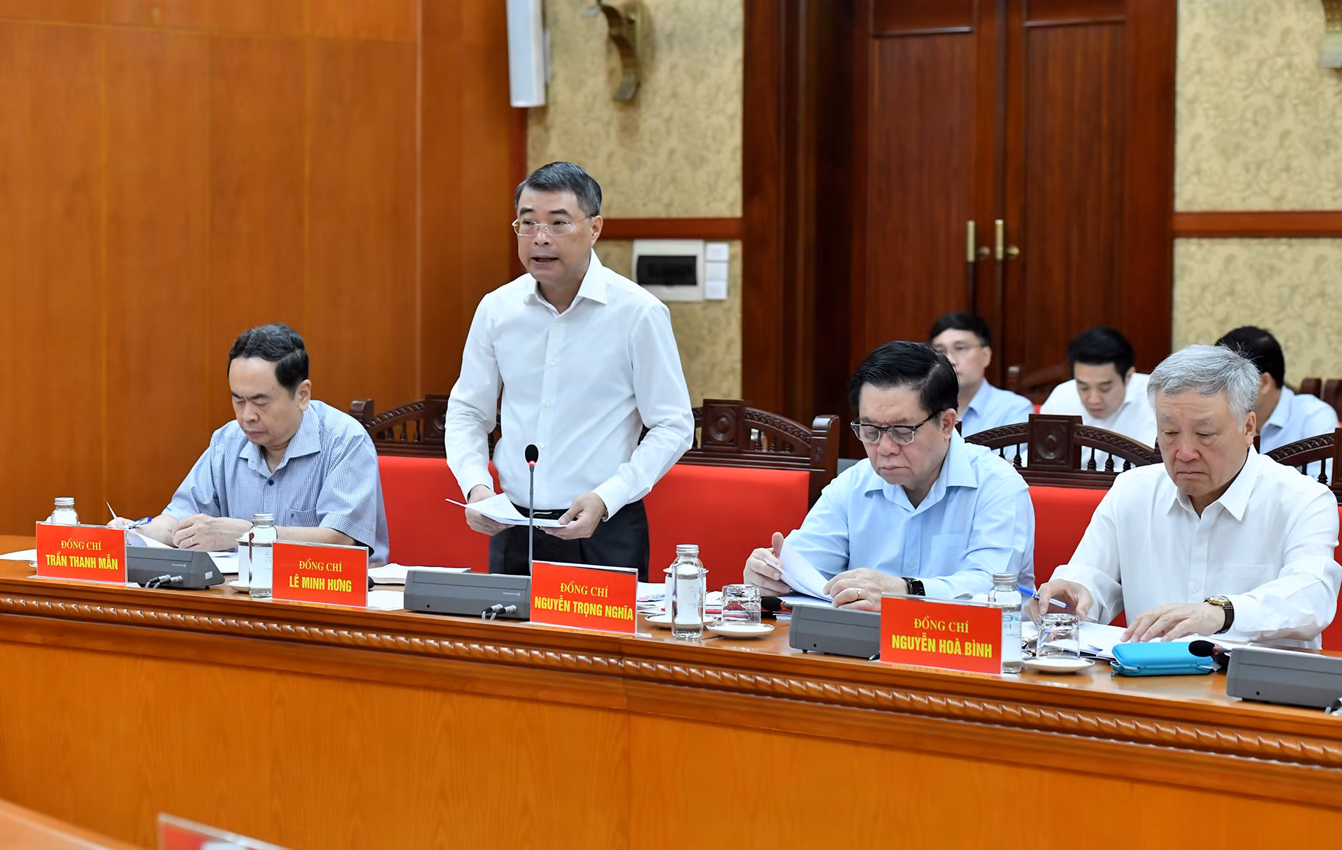 Đồng chí Lê Minh Hưng, Ủy viên Bộ Chính trị, Bí thư Trung ương Đảng, Trưởng Ban Tổ chức Trung ương trình bày báo cáo tại phiên họp. Đồng chí Lê Minh Hưng, Ủy viên Bộ Chính trị, Bí thư Trung ương Đảng, Trưởng Ban Tổ chức Trung ương trình bày báo cáo tại phiên họp.