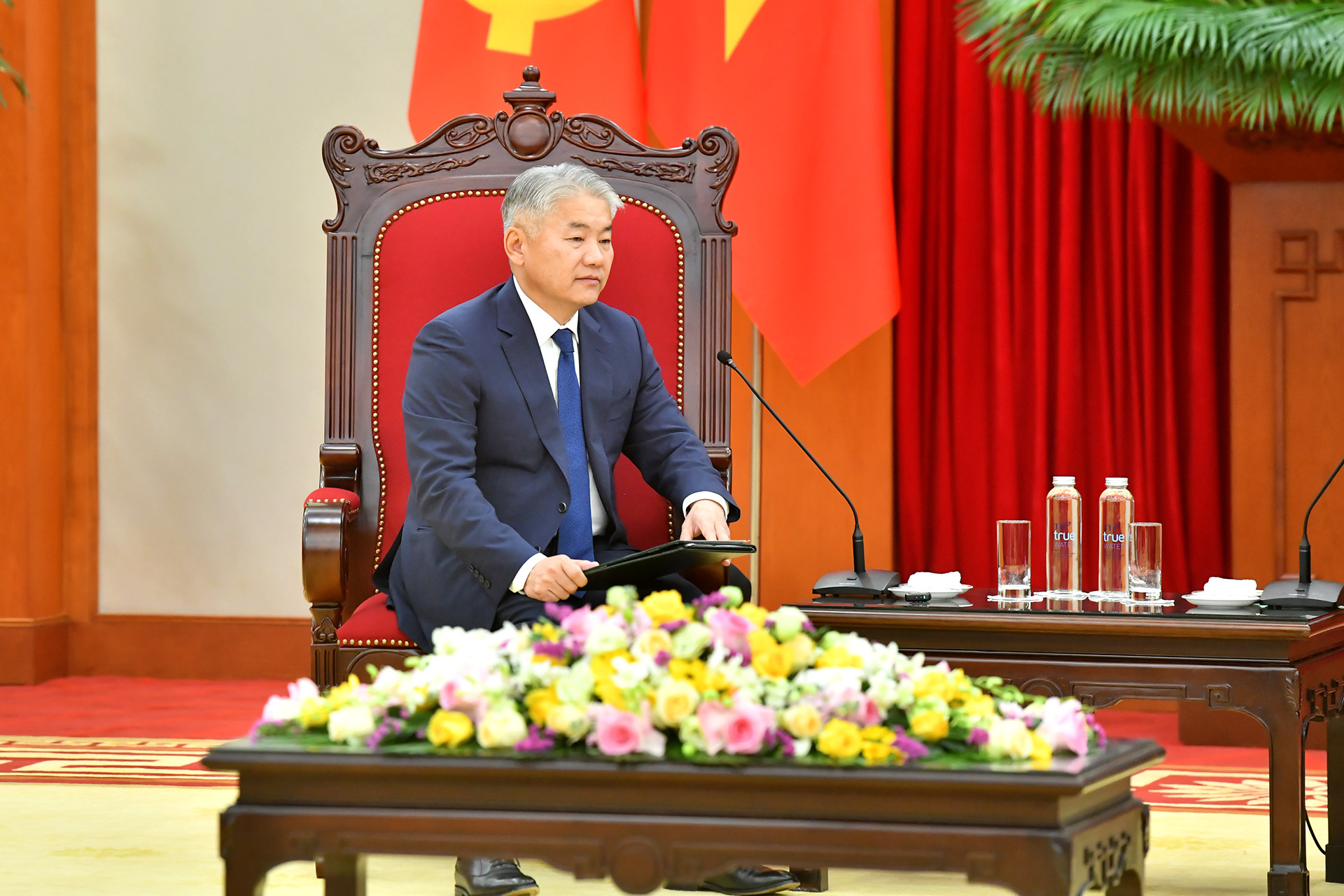 Bộ trưởng Lương thực, Nông nghiệp và Công nghiệp nhẹ Mông Cổ Jadamba Enkhbayar, Chủ tịch phân ban Mông Cổ trong Ủy ban Liên Chính phủ Việt Nam-Mông Cổ tại buổi tiếp. Bộ trưởng Lương thực, Nông nghiệp và Công nghiệp nhẹ Mông Cổ Jadamba Enkhbayar, Chủ tịch phân ban Mông Cổ trong Ủy ban Liên Chính phủ Việt Nam-Mông Cổ tại buổi tiếp.