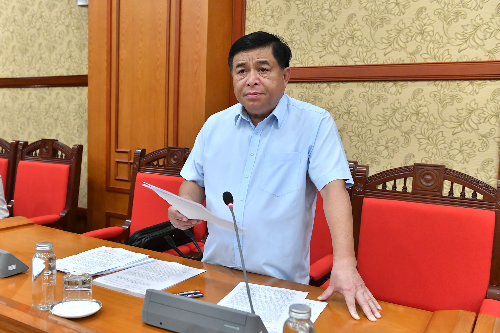 Bộ trưởng Kế hoạch và Đầu tư Nguyễn Chí Dũng trình bày báo cáo.