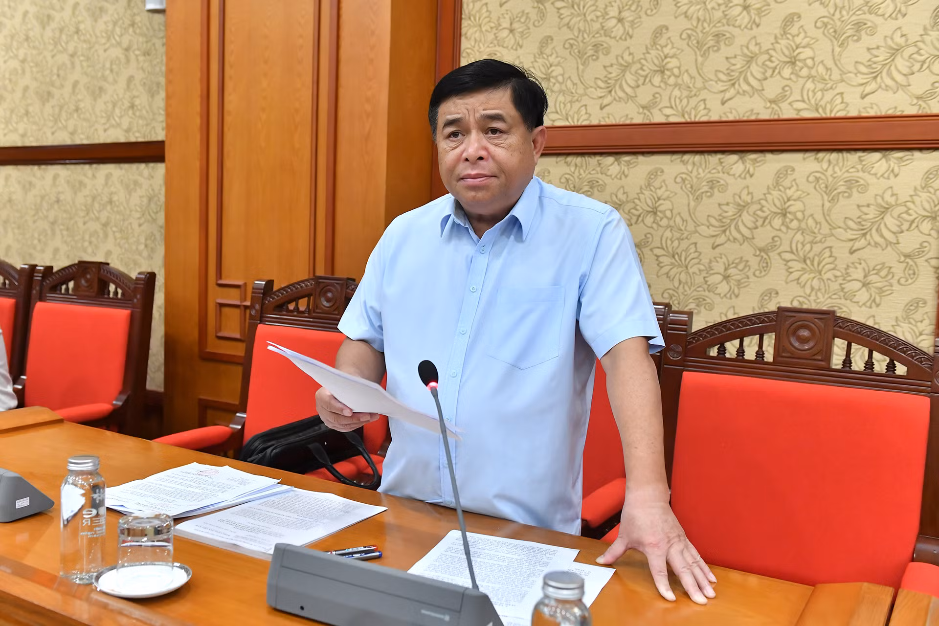 Bộ trưởng Kế hoạch và Đầu tư Nguyễn Chí Dũng trình bày báo cáo.