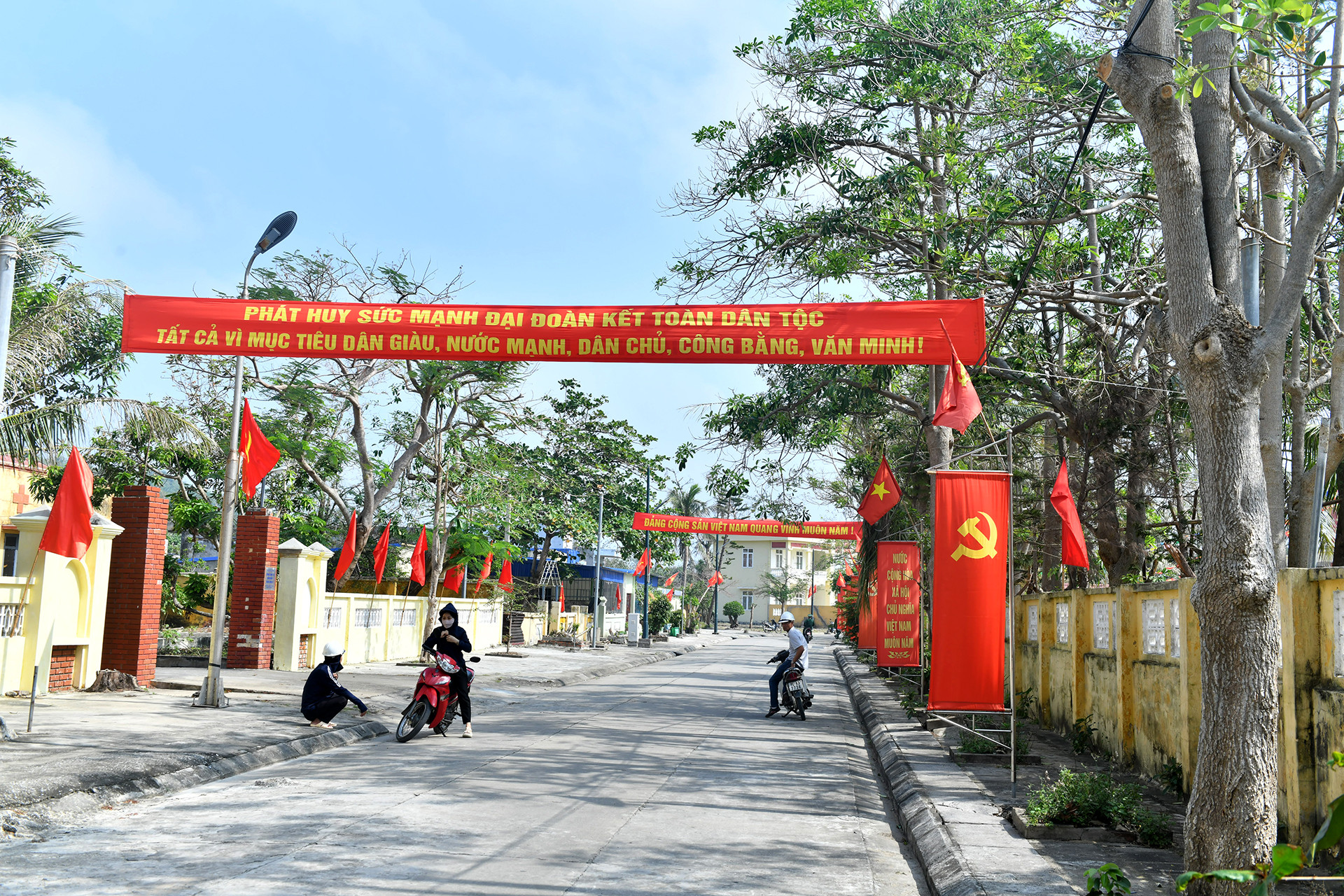 Trên các tuyến đường chính, các đơn vị đang treo băng rôn, khẩu hiệu chào mừng Ngày hội Đại đoàn kết toàn dân tộc (18/11) sắp tới.