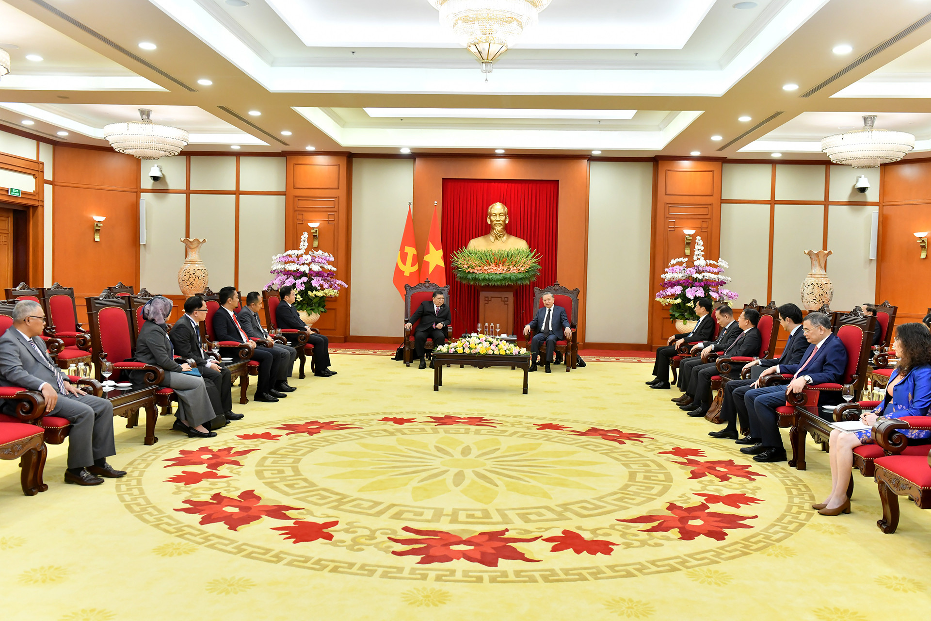 Quang cảnh buổi tiếp Chủ tịch Hạ viện Malaysia Tan Sri Dato’ Johari Bin Abdul tại Trụ sở Trung ương Đảng.