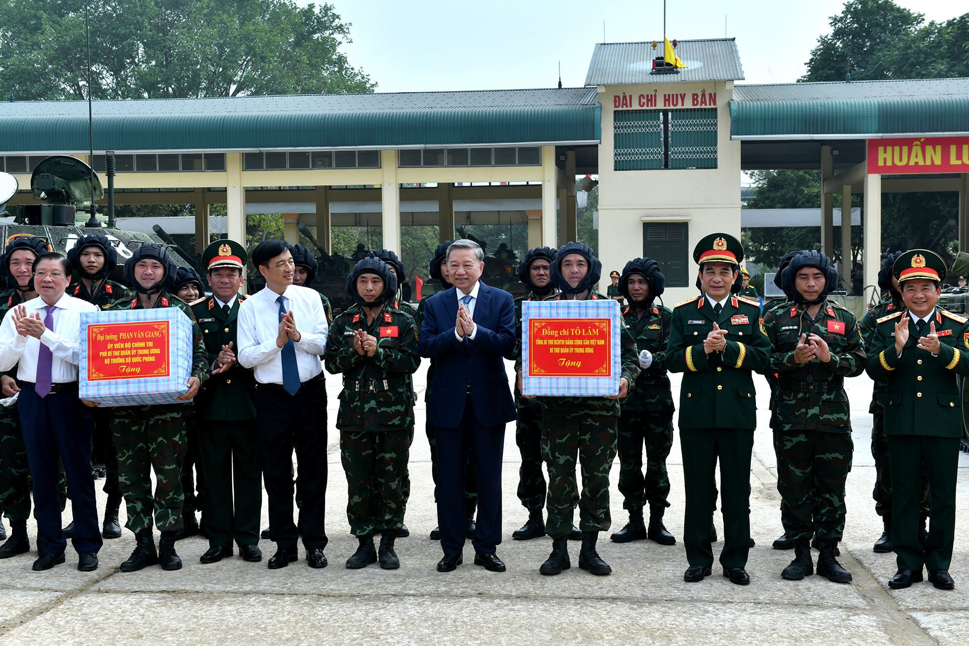 Tổng Bí thư Tô Lâm, Bí thư Quân ủy Trung ương và các đại biểu trao quà, tặng cán bộ, chiến sĩ Lữ đoàn Xe tăng 201.