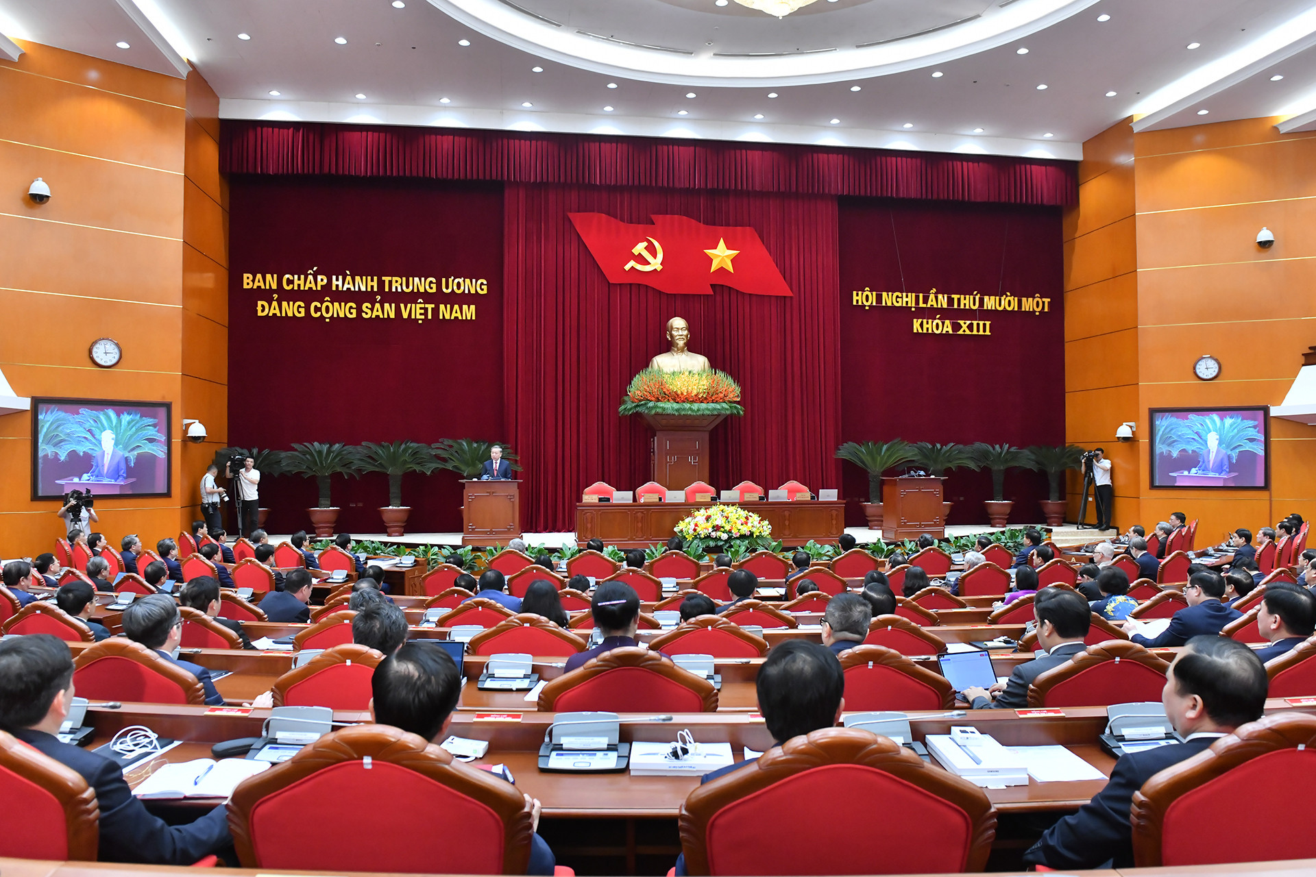 Hội nghị lần thứ 11 Ban Chấp hành Trung ương Đảng Cộng sản Việt Nam khóa XIII họp phiên bế mạc. Hội nghị lần thứ 11 Ban Chấp hành Trung ương Đảng Cộng sản Việt Nam khóa XIII họp phiên bế mạc.