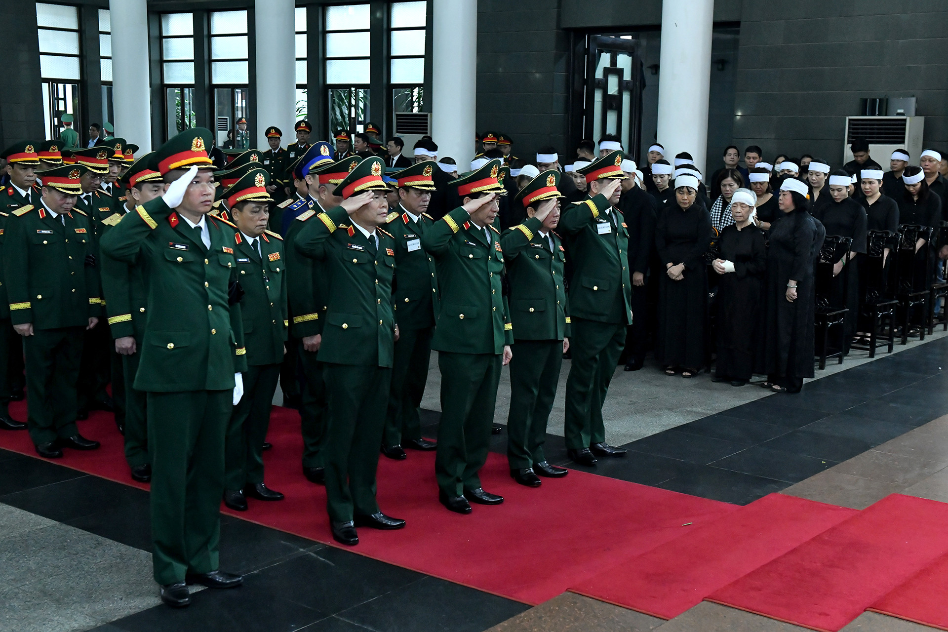 Đoàn Quân ủy Trung ương, Bộ Quốc phòng, do Đại tướng Phan Văn Giang, Ủy viên Bộ Chính trị, Phó Bí thư Quân ủy Trung ương, Bộ trưởng Quốc phòng dẫn đầu viếng đồng chí Trần Đức Lương.