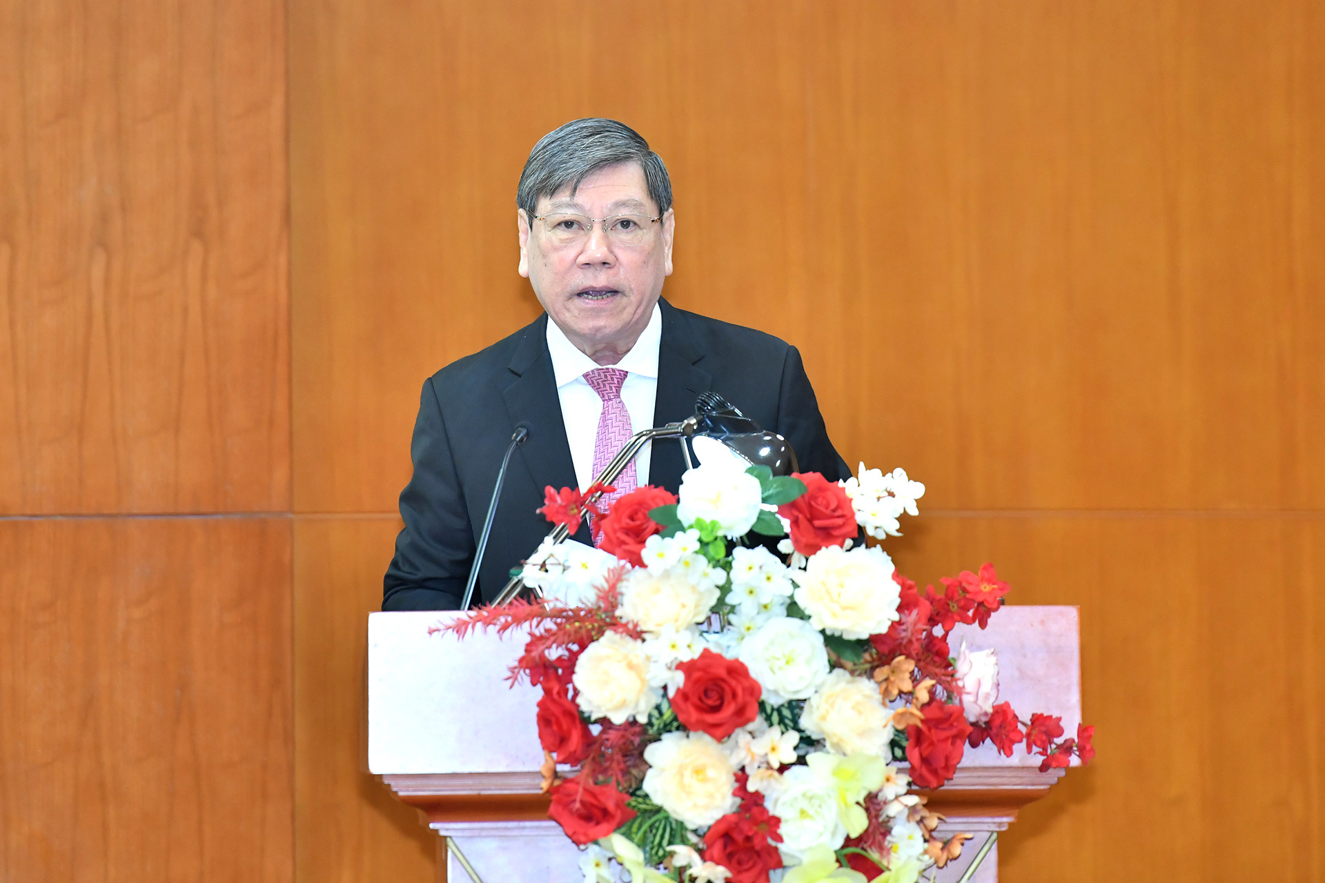 Đồng chí Trần Văn Rón, Ủy viên Trung ương Đảng, Phó Chủ nhiệm Thường trực Ủy ban Kiểm tra Trung ương trình bày báo cáo tại hội nghị. Đồng chí Trần Văn Rón, Ủy viên Trung ương Đảng, Phó Chủ nhiệm Thường trực Ủy ban Kiểm tra Trung ương trình bày báo cáo tại hội nghị.