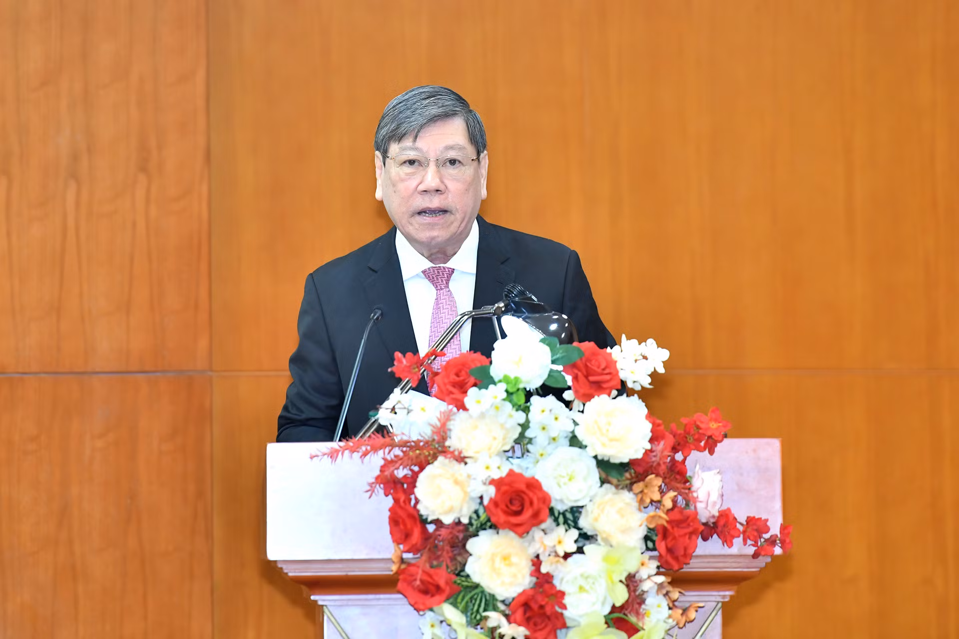 Đồng chí Trần Văn Rón, Ủy viên Trung ương Đảng, Phó Chủ nhiệm Thường trực Ủy ban Kiểm tra Trung ương trình bày báo cáo tại hội nghị.