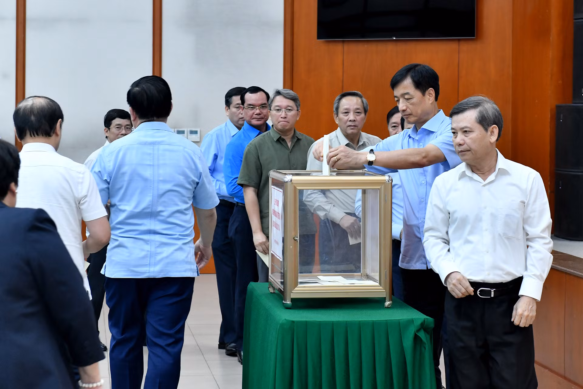 Các đồng chí lãnh đạo Đảng, Nhà nước quyên góp ủng hộ đồng bào bị thiệt hại do cơn bão số 3.