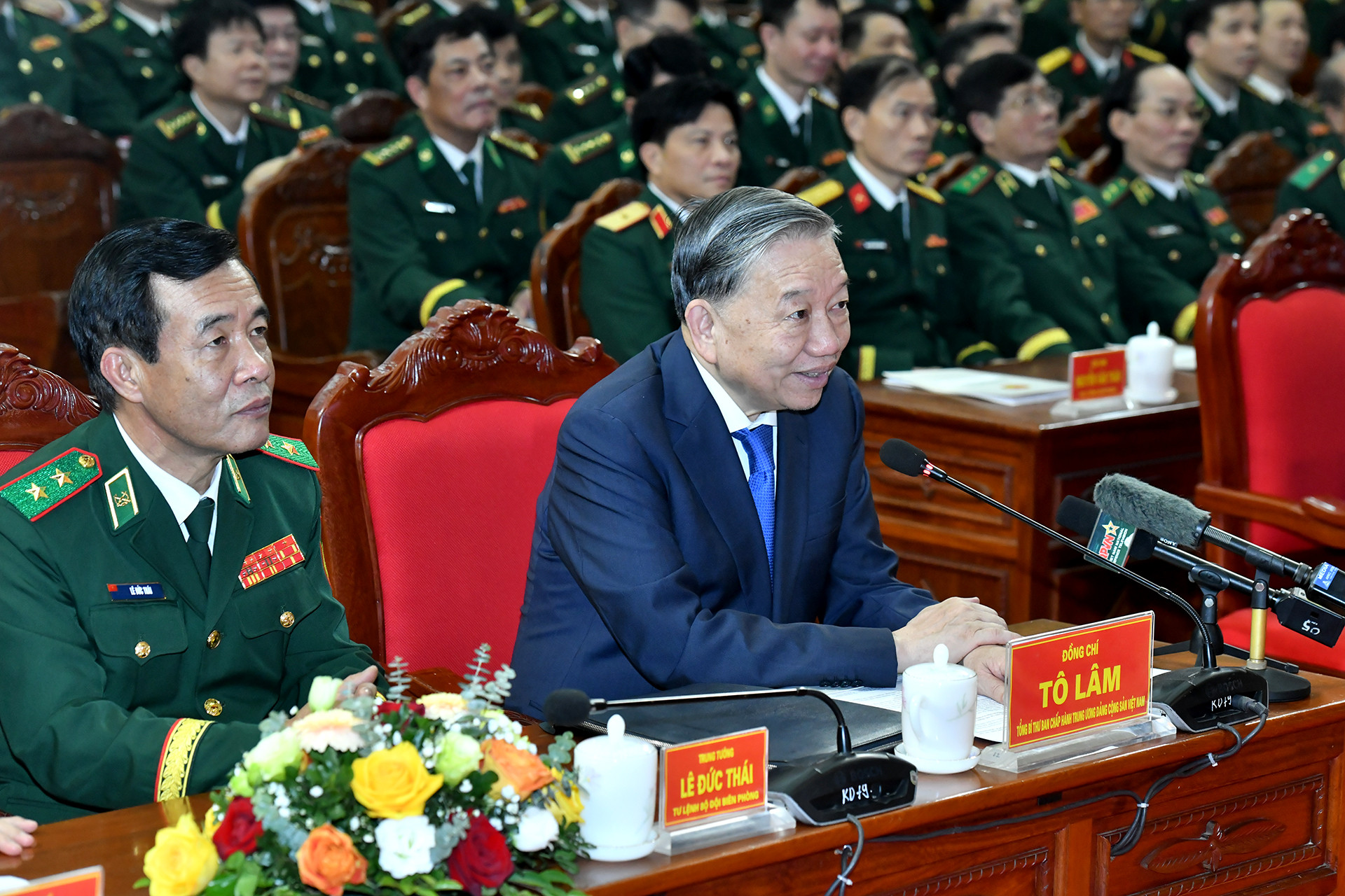 Tổng Bí thư Tô Lâm thăm hỏi, chúc Tết nhân dân và cán bộ, chiến sĩ Đồn Biên phòng Lũng Cú, tỉnh Hà Giang.