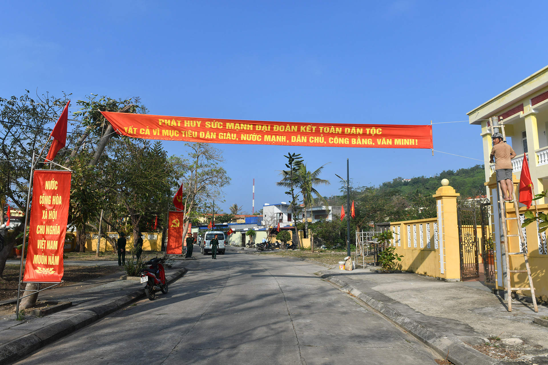 Trên các tuyến đường chính, các đơn vị đang treo băng rôn, khẩu hiệu chào mừng Ngày hội Đại đoàn kết toàn dân tộc (18/11) sắp tới.