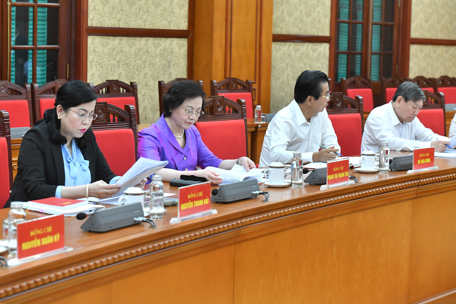 Các thành viên Tiểu ban Nhân sự tham dự cuộc họp.