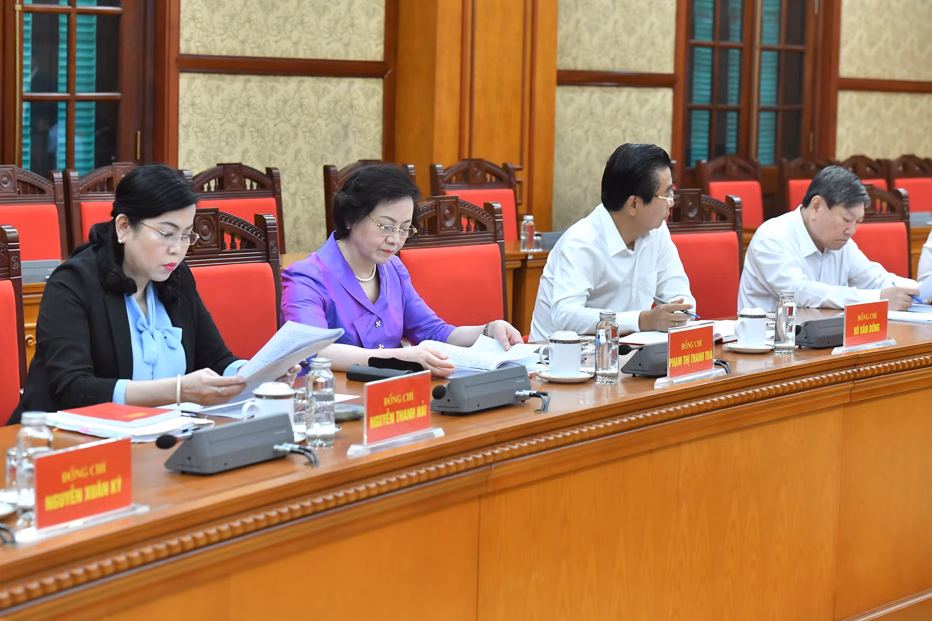 Các thành viên Tiểu ban Nhân sự tham dự cuộc họp.