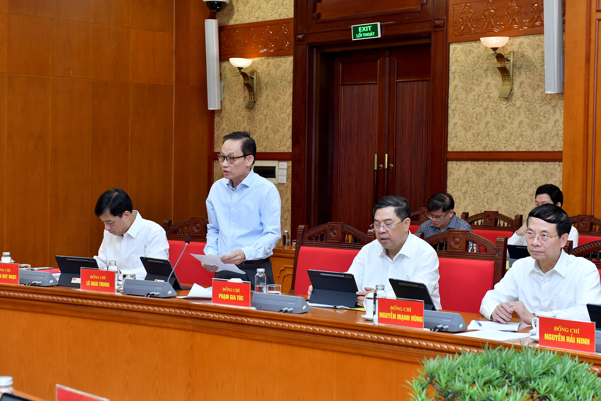 Đồng chí Lê Hoài Trung, Bí thư Trung ương Đảng, Chánh Văn phòng Trung ương Đảng phát biểu tại phiên họp.