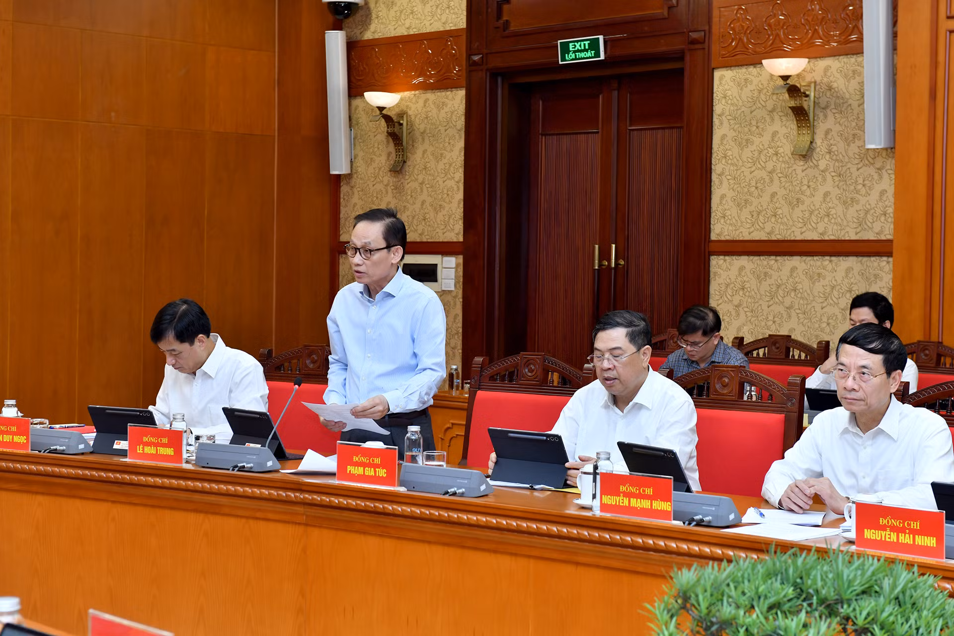 Đồng chí Lê Hoài Trung, Bí thư Trung ương Đảng, Chánh Văn phòng Trung ương Đảng phát biểu tại phiên họp.