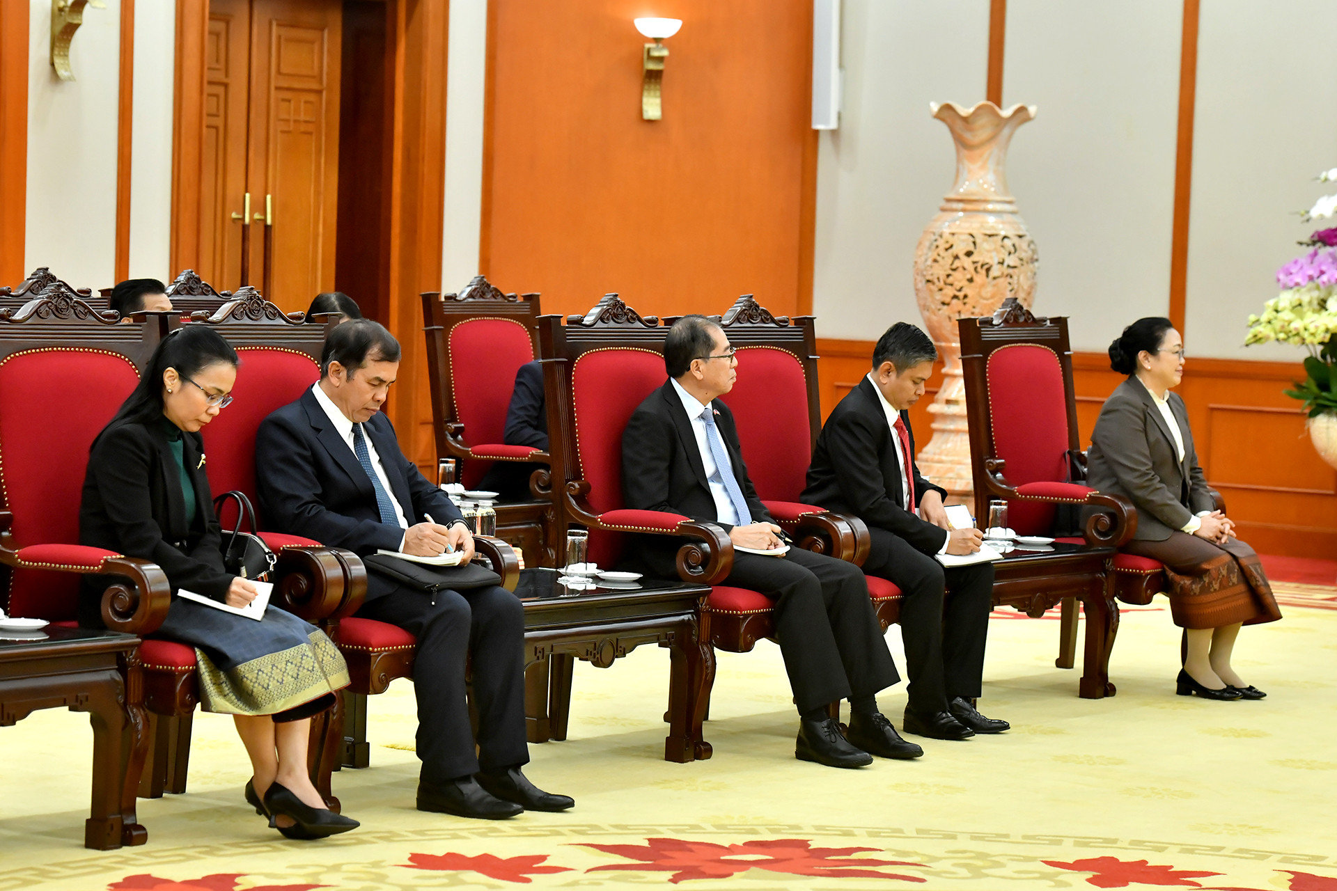 Các đại biểu Lào tham dự buổi tiếp.