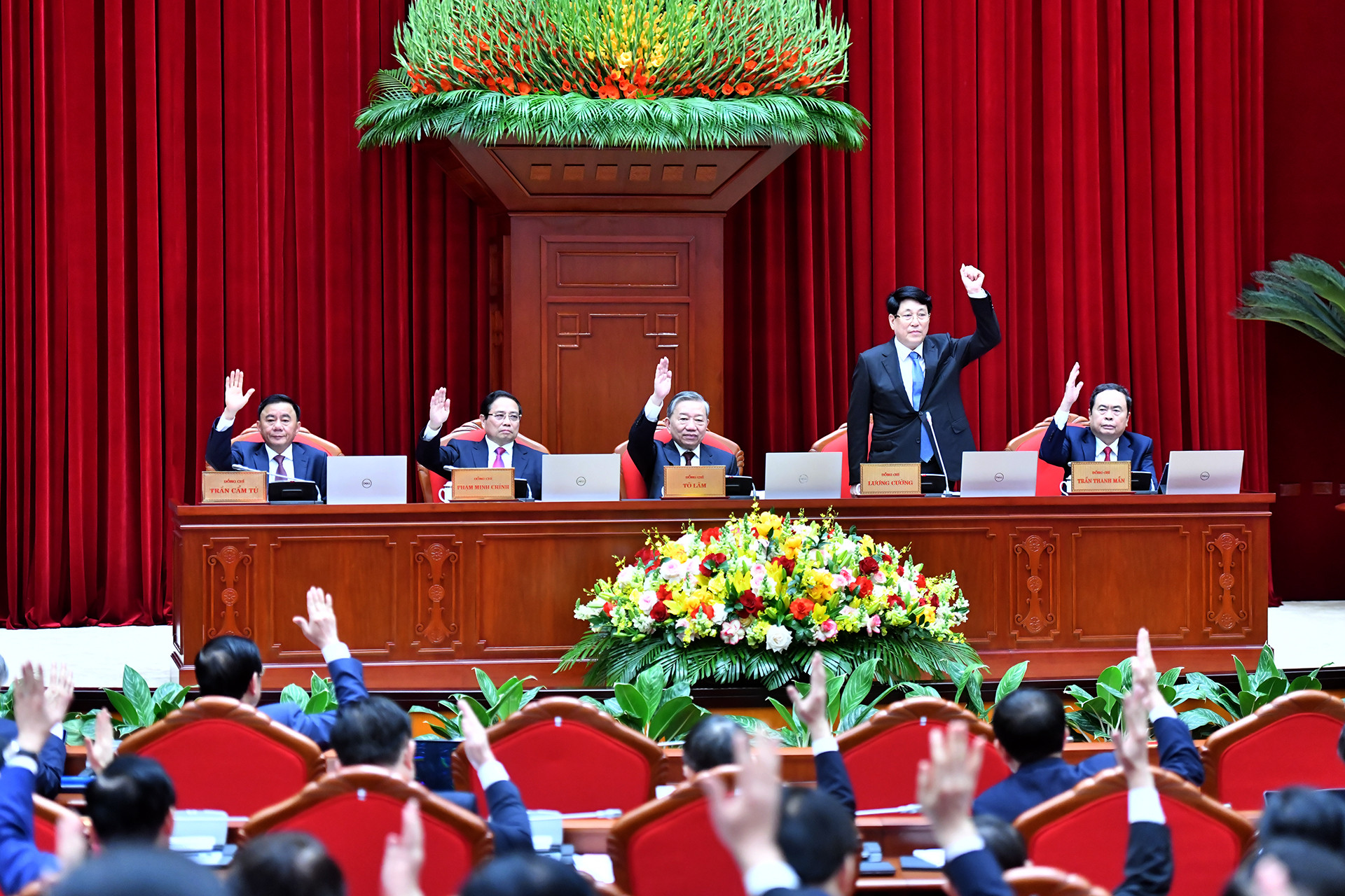 Các đồng chí lãnh đạo Đảng, Nhà nước biểu quyết thông qua chương trình hội nghị.