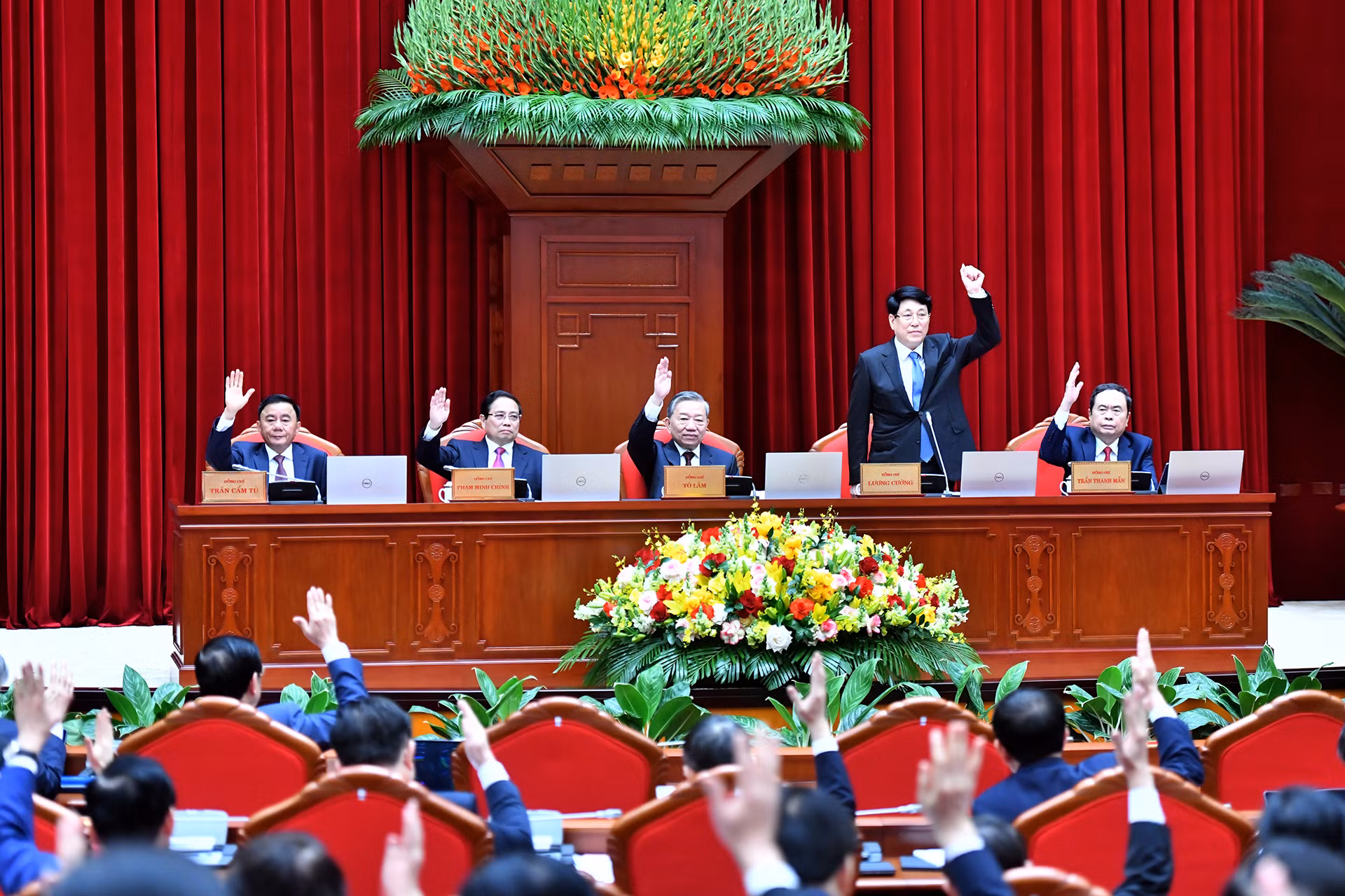 Các đồng chí lãnh đạo Đảng, Nhà nước biểu quyết thông qua chương trình hội nghị.