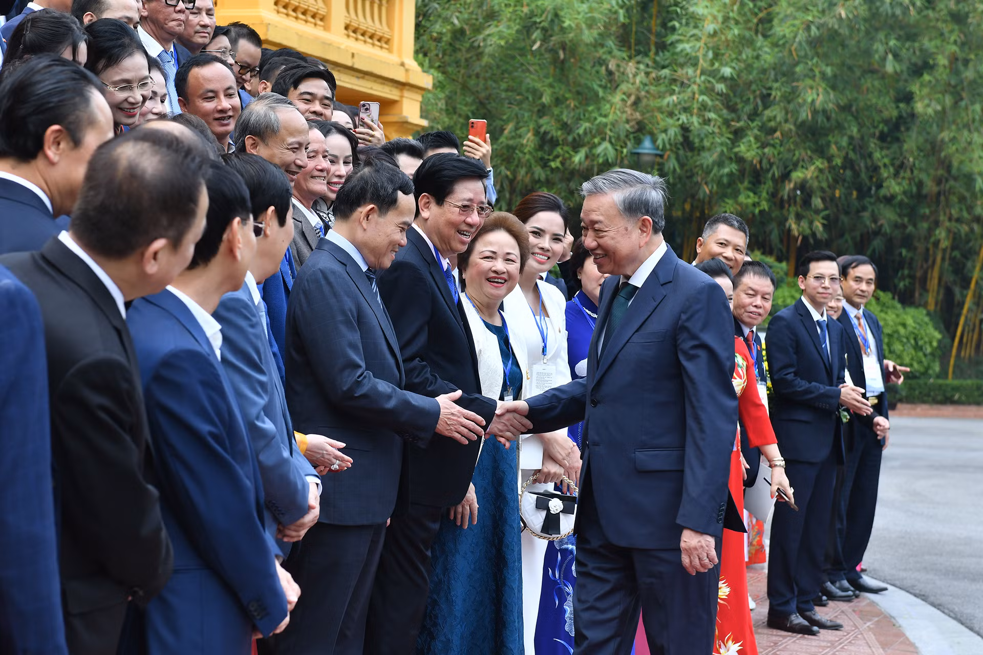 Tổng Bí thư, Chủ tịch nước Tô Lâm với các đại biểu doanh nhân tiêu biểu.