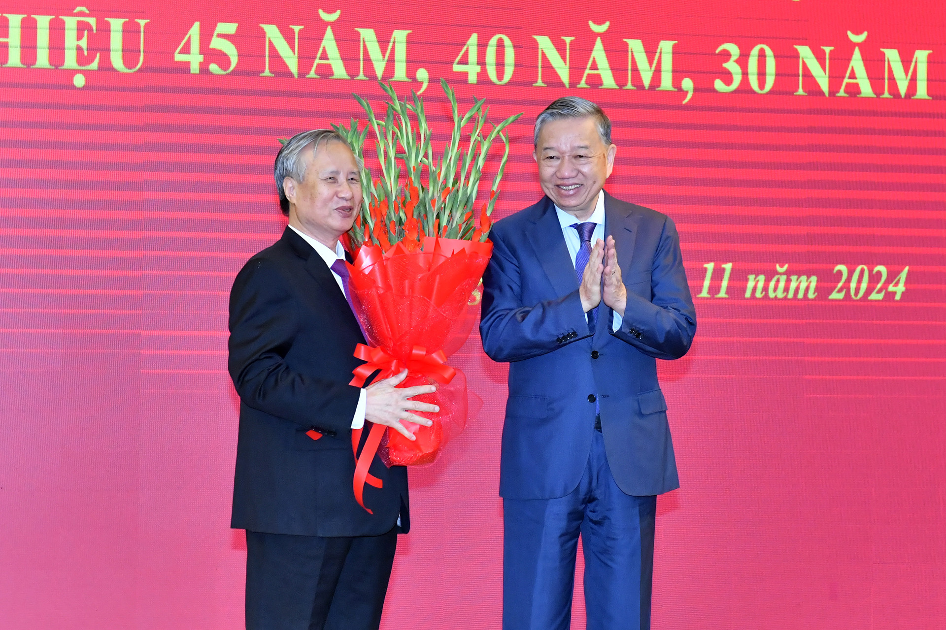 Tổng Bí thư Tô Lâm tặng hoa chúc mừng đồng chí Trần Quốc Vượng.