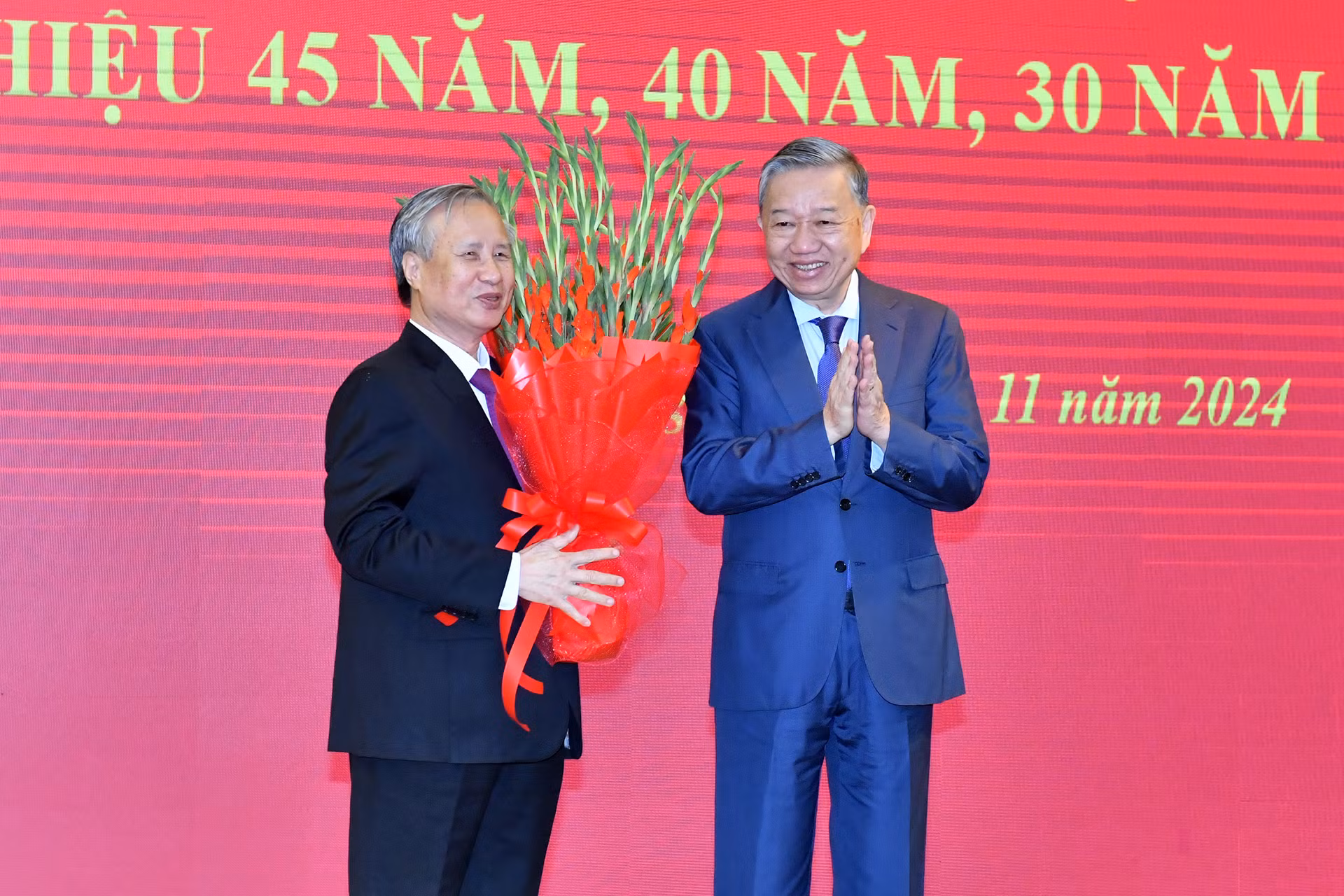 Tổng Bí thư Tô Lâm tặng hoa chúc mừng đồng chí Trần Quốc Vượng.