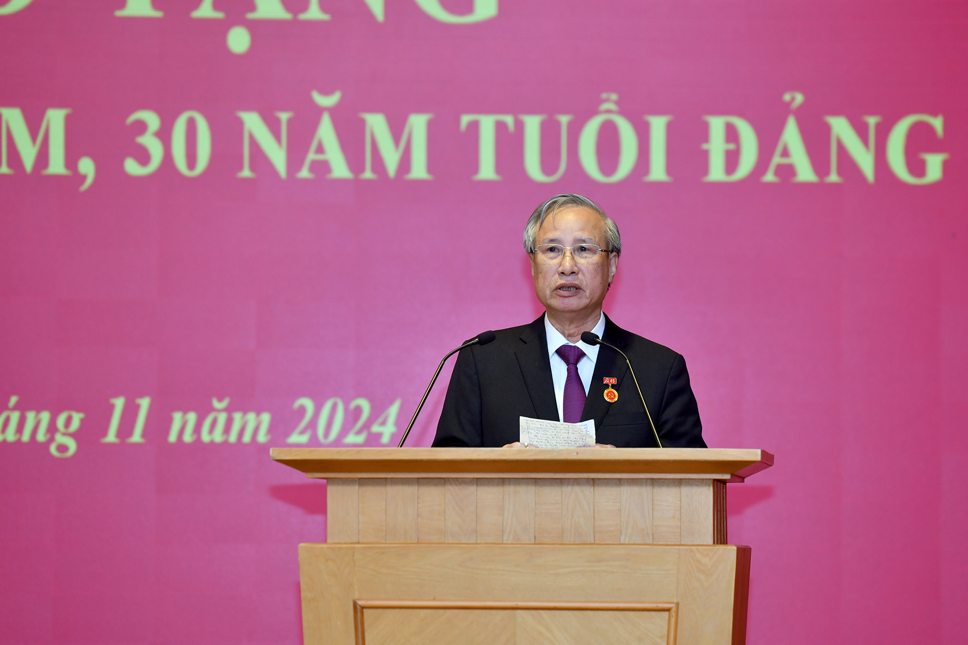 Đồng chí Trần Quốc Vượng phát biểu cảm tưởng.