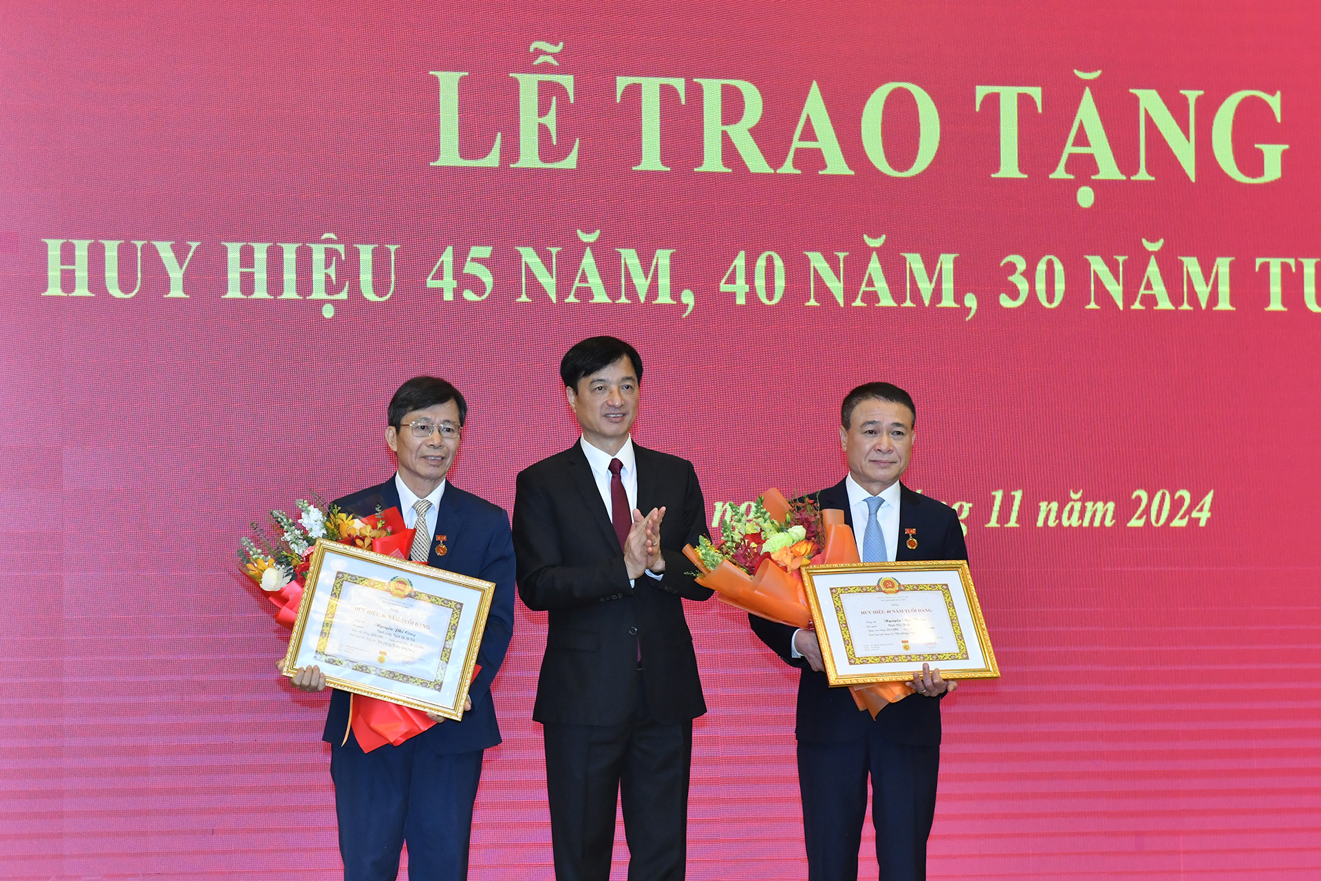 Đồng chí Nguyễn Duy Ngọc, Bí thư Trung ương Đảng, Chánh Văn phòng Trung ương Đảng trao Huy hiệu 40 năm tuổi đảng và tặng hoa chúc mừng các đồng chí cán bộ Văn phòng Trung ương Đảng.