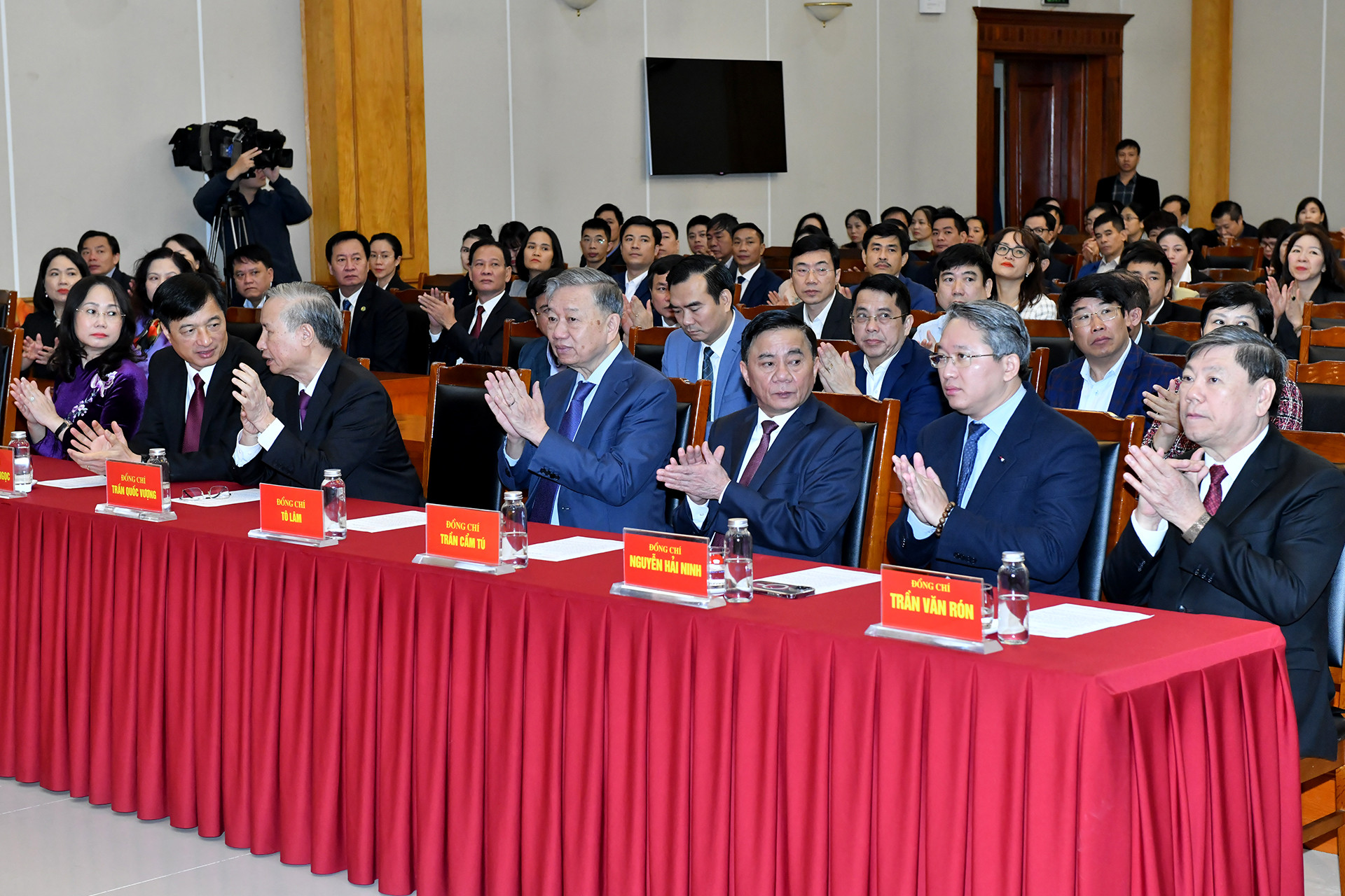 Tổng Bí thư Tô Lâm và các đồng chí lãnh đạo, nguyên lãnh đạo Đảng, Nhà nước và các đại biểu dự buổi lễ.