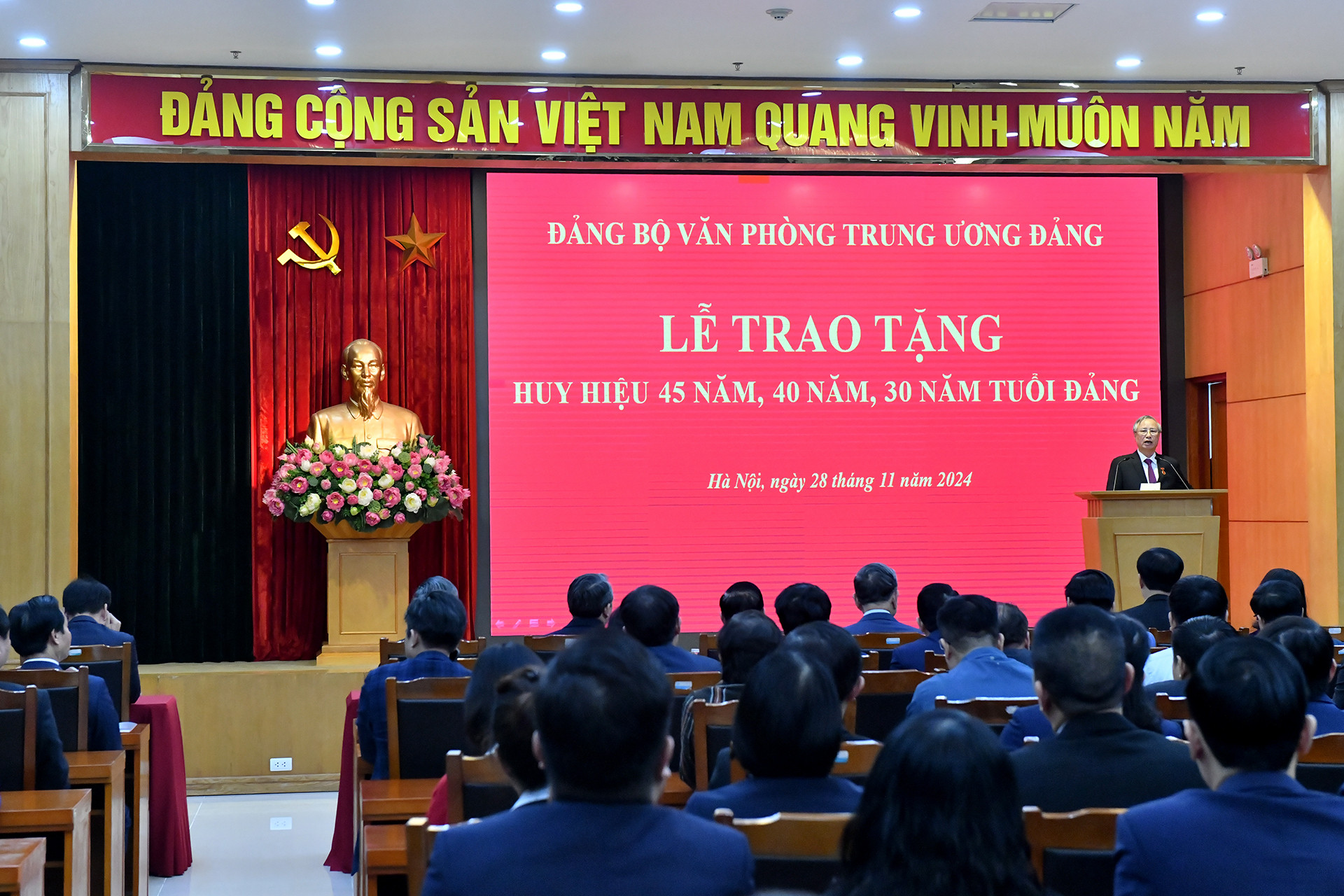 Quang cảnh lễ trao Huy hiệu Đảng tại Văn phòng Trung ương.