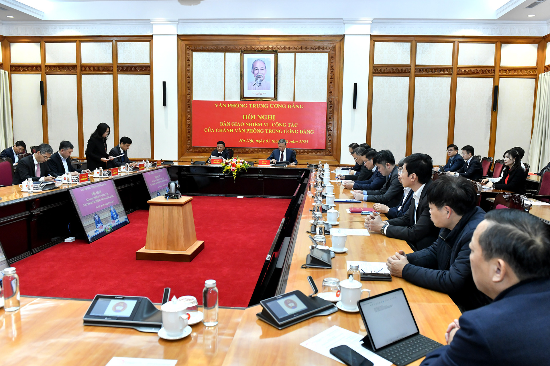 Hội nghị bàn giao công tác của Chánh Văn phòng Trung ương Đảng.