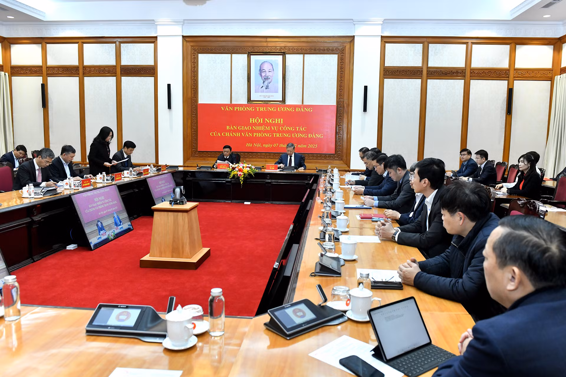 Hội nghị bàn giao công tác của Chánh Văn phòng Trung ương Đảng.