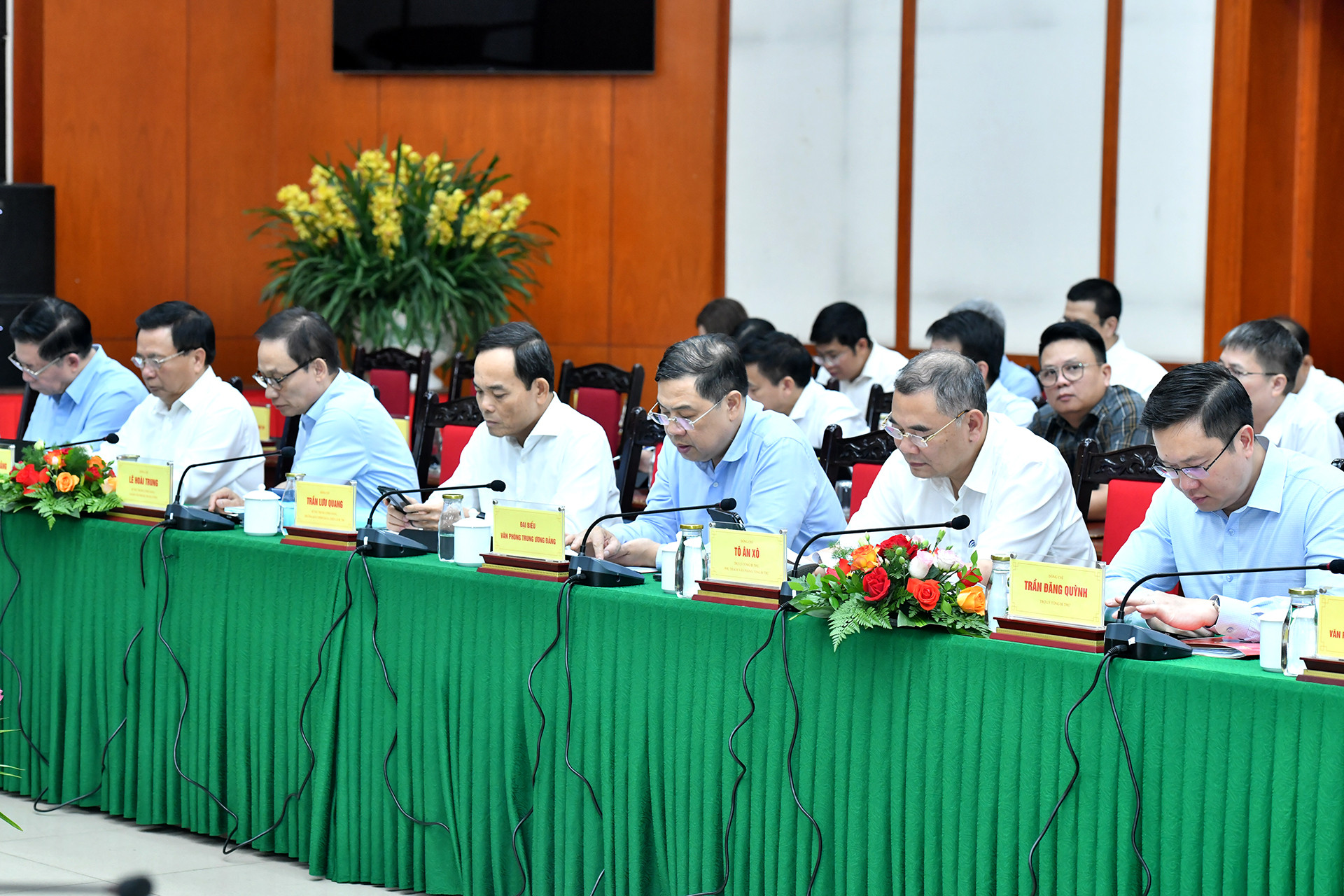 Các đại biểu tham dự buổi làm việc.