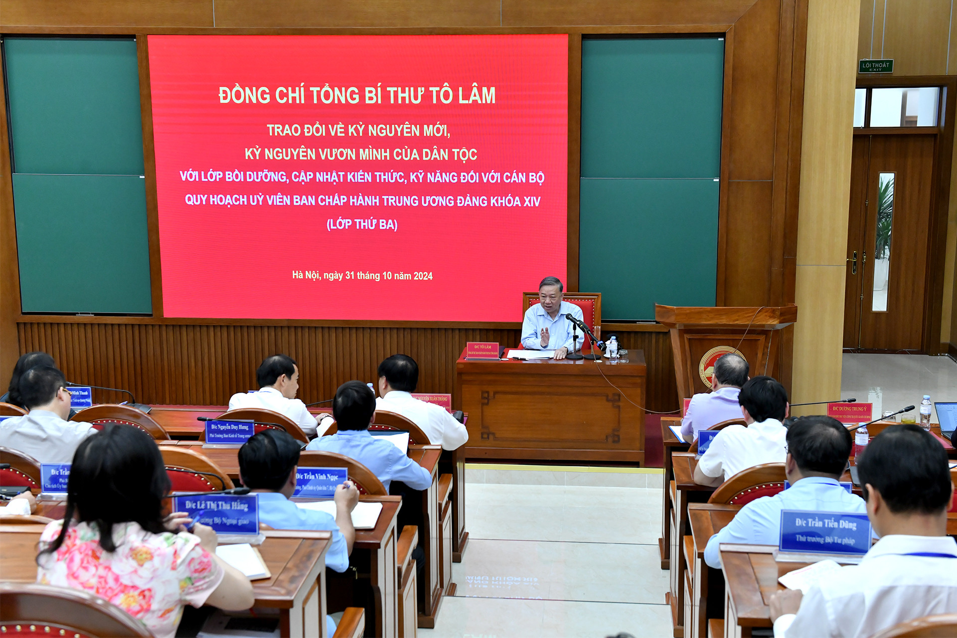 Giáo sư, Tiến sĩ Tô Lâm, Tổng Bí thư Ban Chấp hành Trung ương Đảng Cộng sản Việt Nam trao đổi chuyên đề về kỷ nguyên mới, kỷ nguyên vươn mình của dân tộc với các học viên Lớp bồi dưỡng, cập nhật kiến thức, kỹ năng đối với cán bộ quy hoạch Ủy viên Ban Chấp hành Trung ương Đảng khóa XIV (lớp 3).