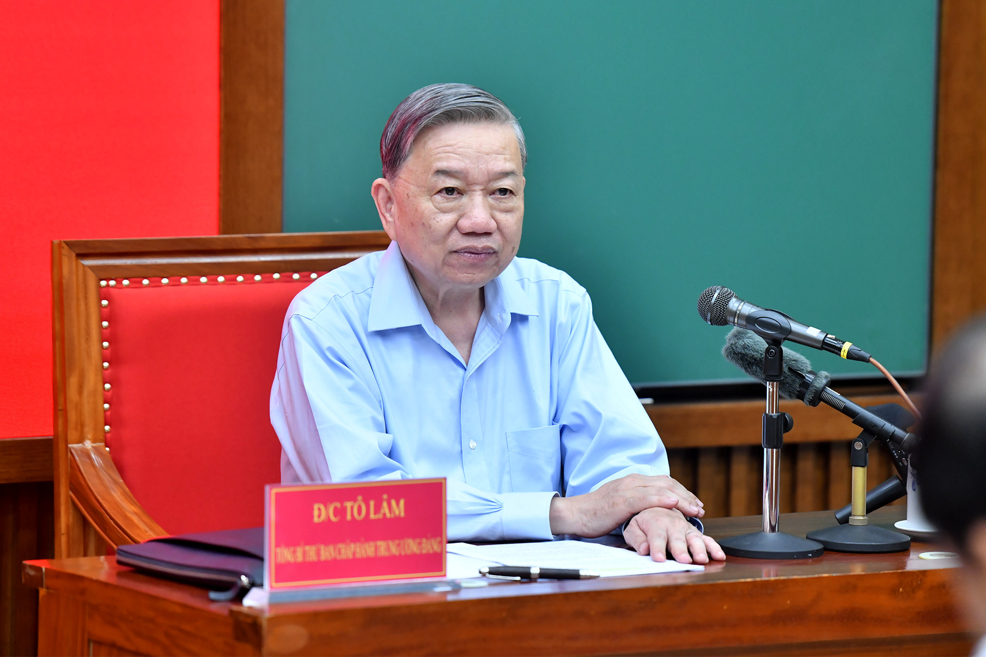 Giáo sư, Tiến sĩ Tô Lâm, Tổng Bí thư Ban Chấp hành Trung ương Đảng Cộng sản Việt Nam trao đổi chuyên đề về kỷ nguyên mới, kỷ nguyên vươn mình của dân tộc với các học viên Lớp bồi dưỡng, cập nhật kiến thức, kỹ năng đối với cán bộ quy hoạch Ủy viên Ban Chấp hành Trung ương Đảng khóa XIV (lớp 3).