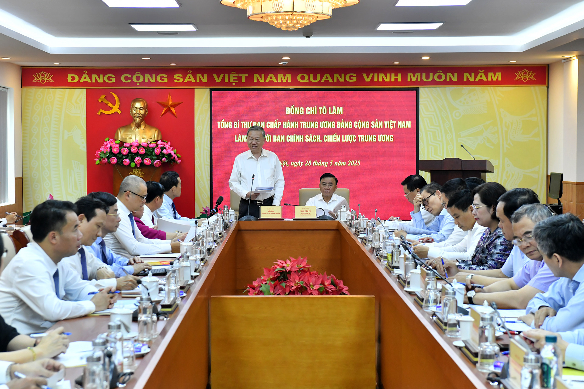 Quang cảnh buổi làm việc. Quang cảnh buổi làm việc.